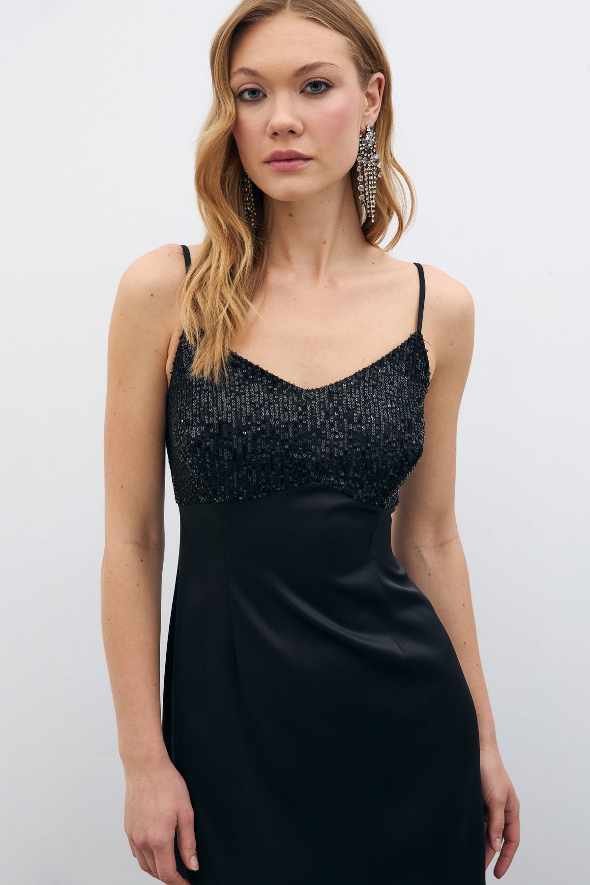 Payet Detaylı Saten Elbise - Siyah