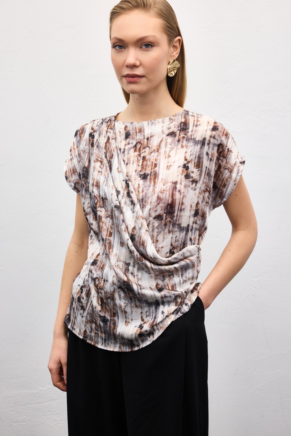 Pleated Sleeveless Blouse - Brown