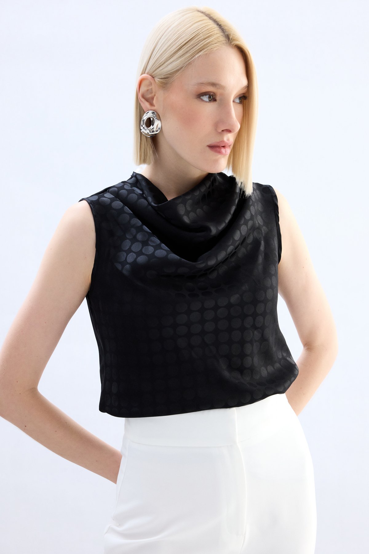 Puantiye Desenli Kolsuz Bluz - Siyah