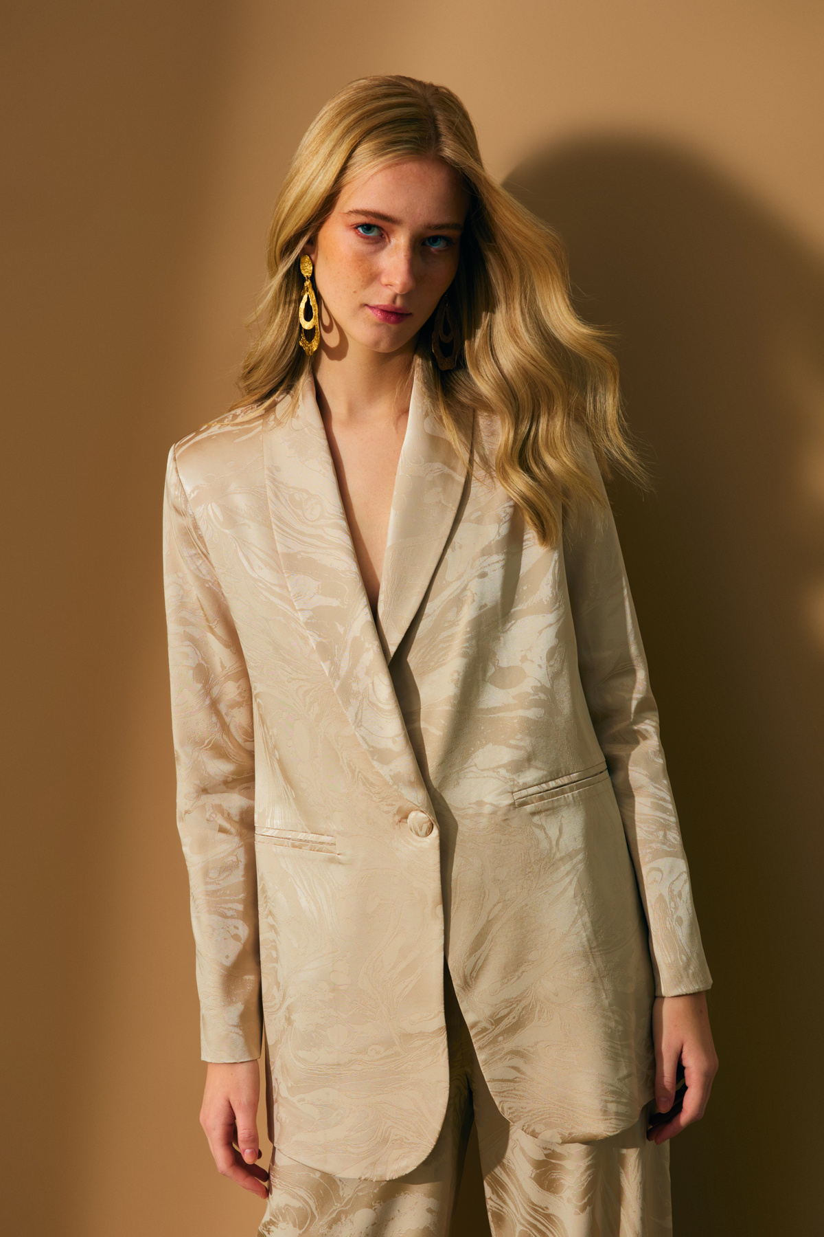 Saten Desenli Düğmeli Ceket - BEJ