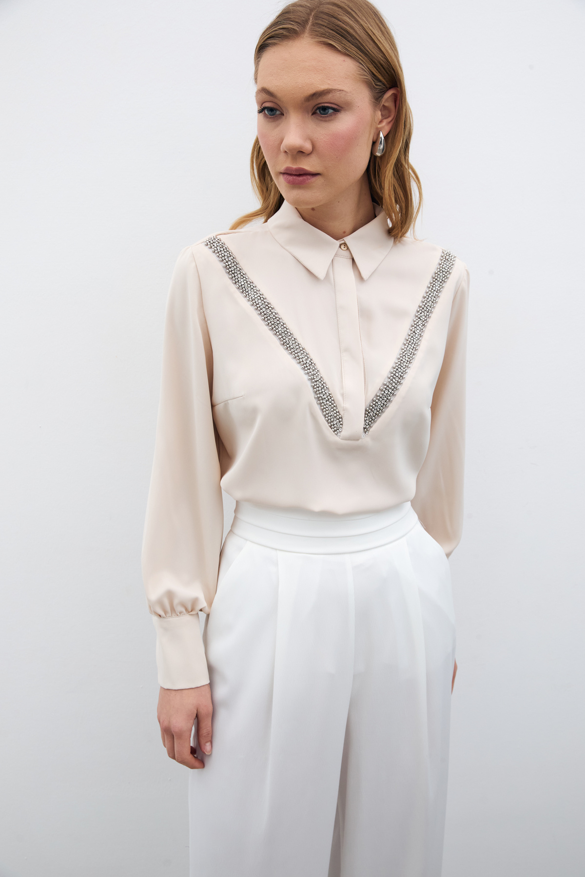 Şerit Aksesuarlı Bluz - Bej