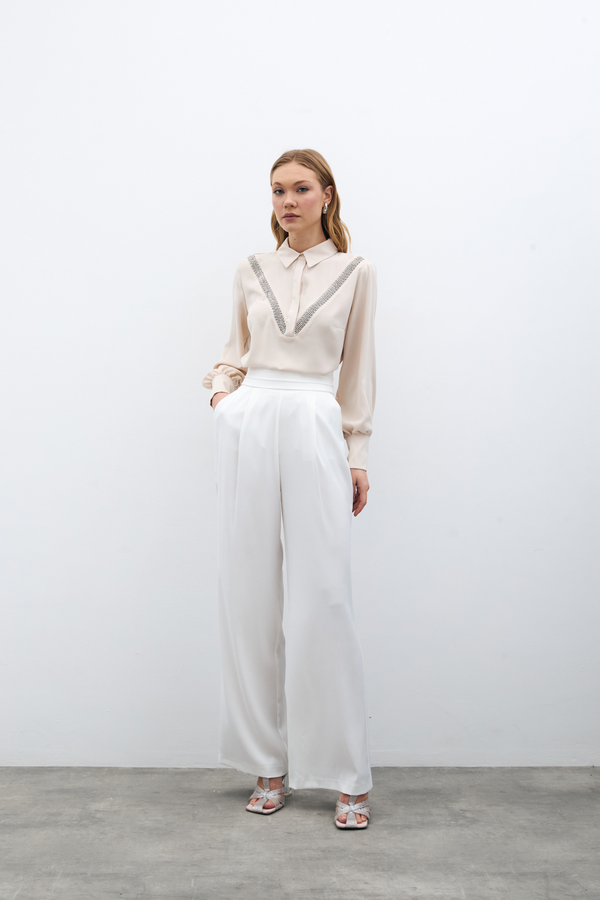 Şerit Aksesuarlı Bluz - Bej