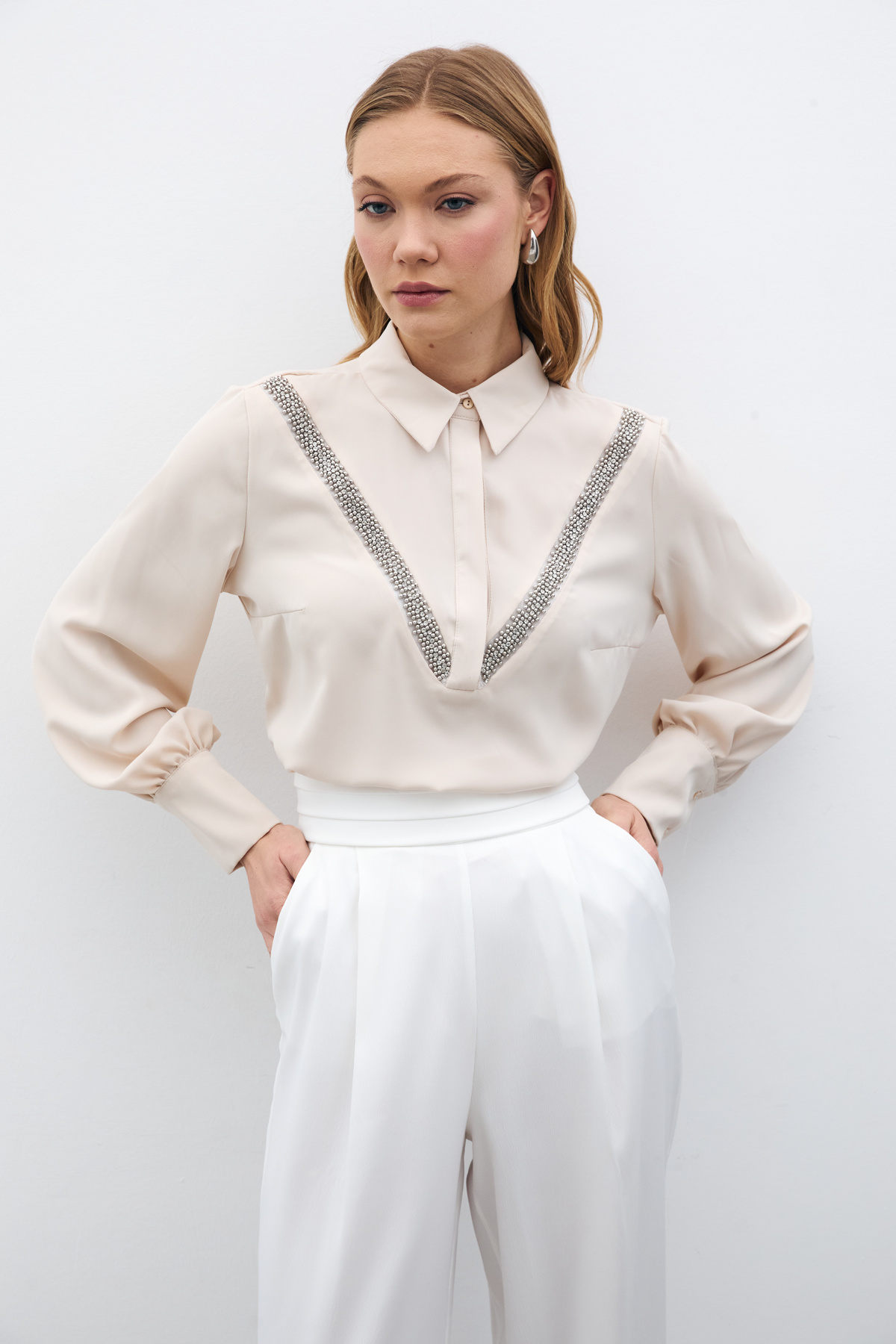 Şerit Aksesuarlı Bluz - Bej