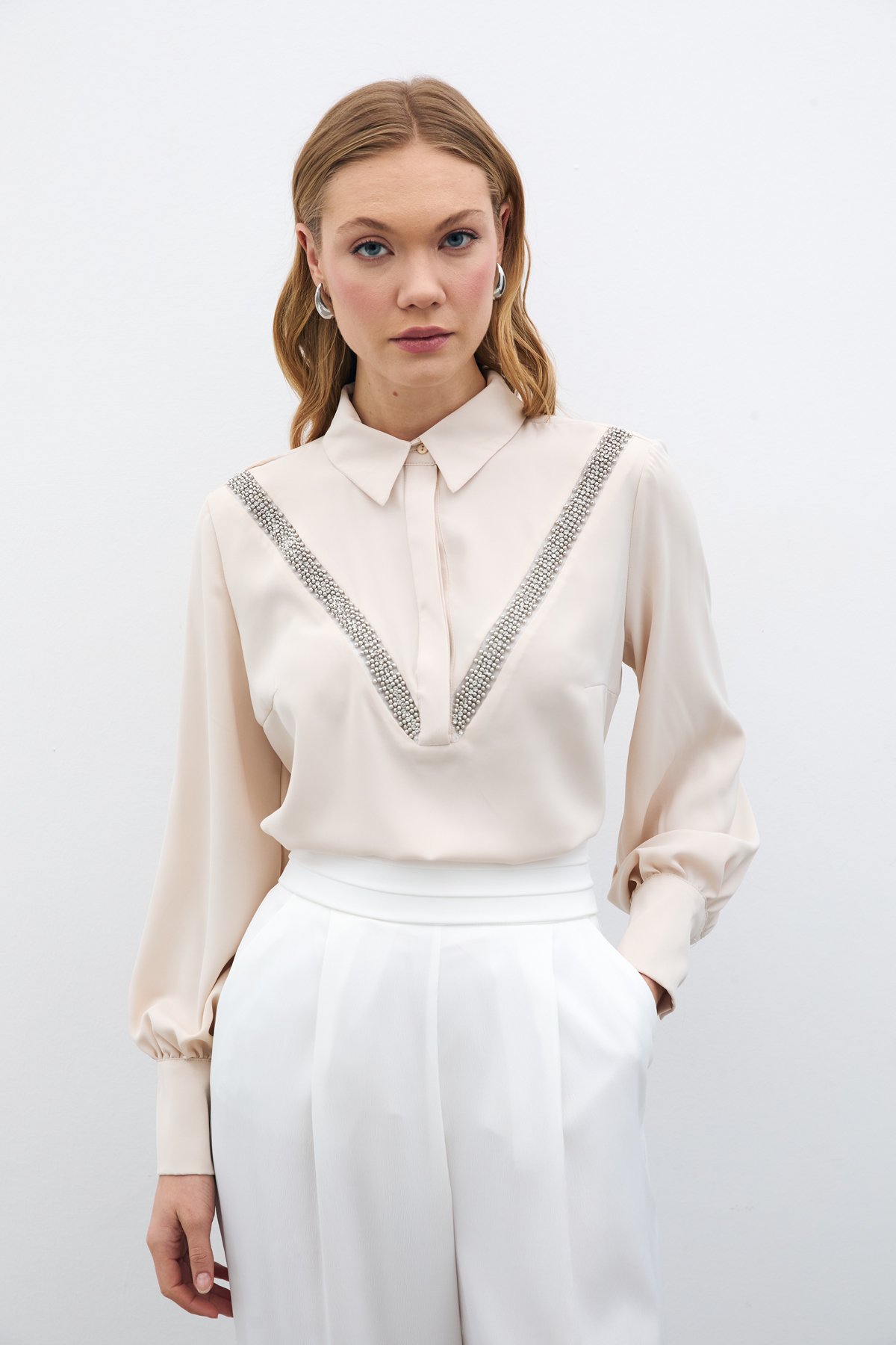 Şerit Aksesuarlı Bluz - Bej