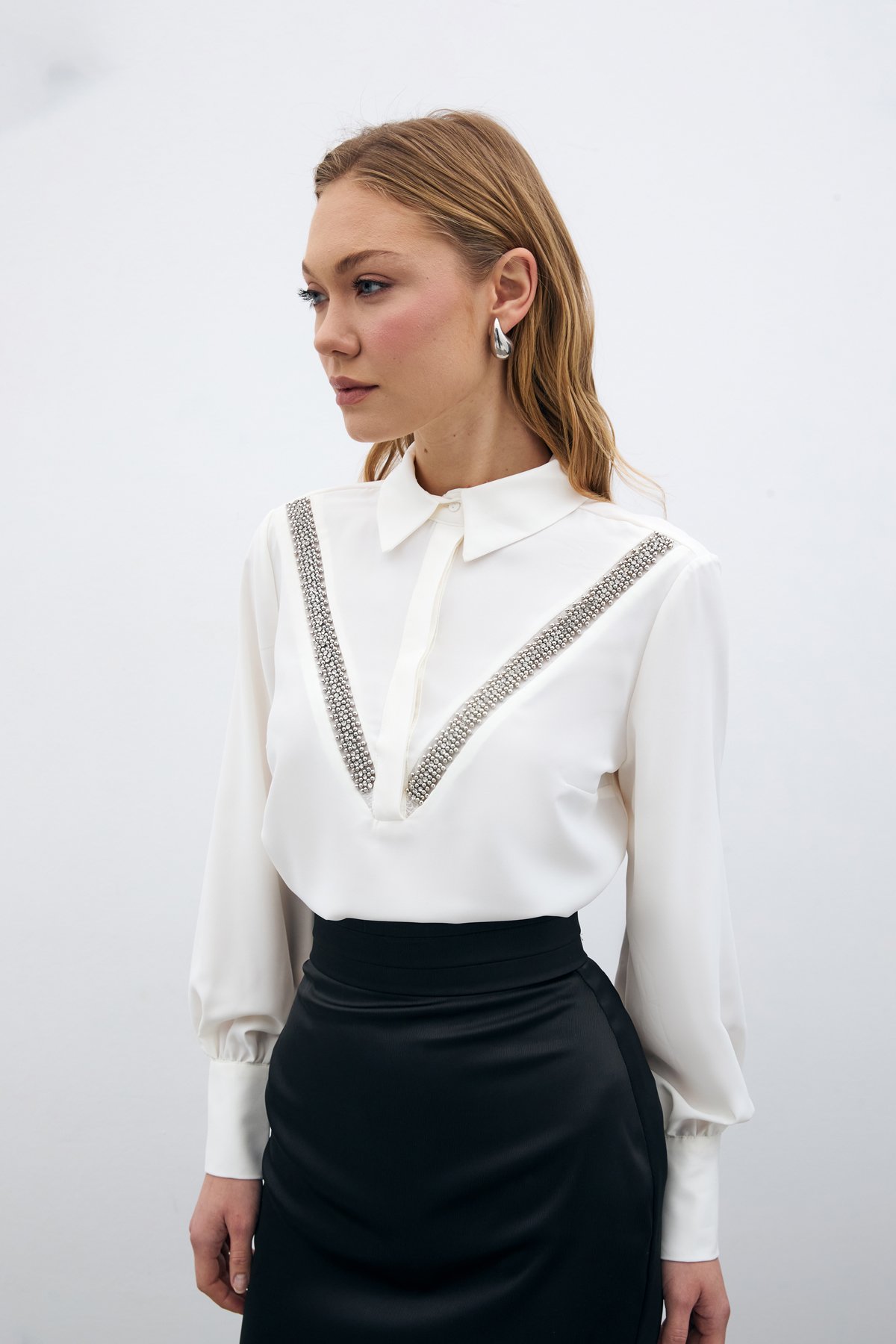 Şerit Aksesuarlı Bluz - EKRU