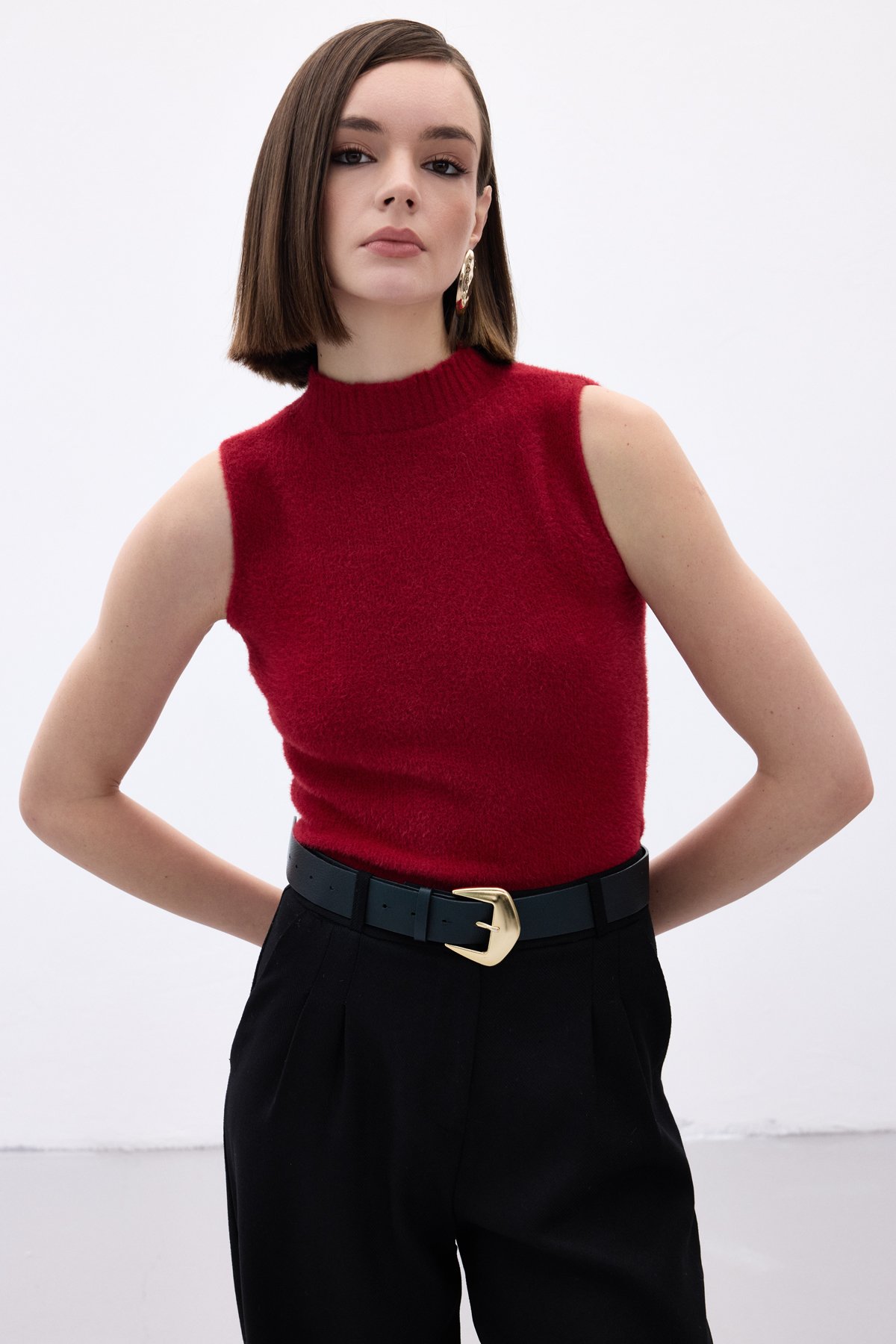 Zero Sleeve Bearded Knit Blouse - Maroon