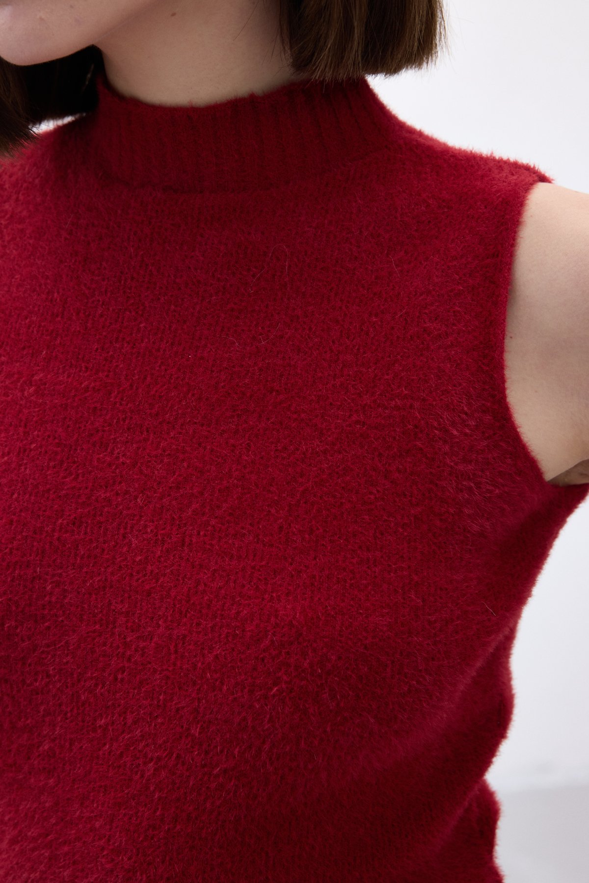 Zero Sleeve Bearded Knit Blouse - Maroon