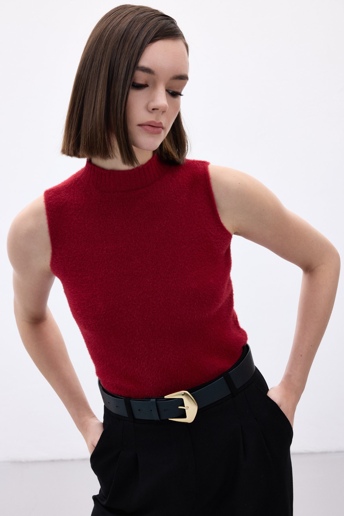 Zero Sleeve Bearded Knit Blouse - Maroon