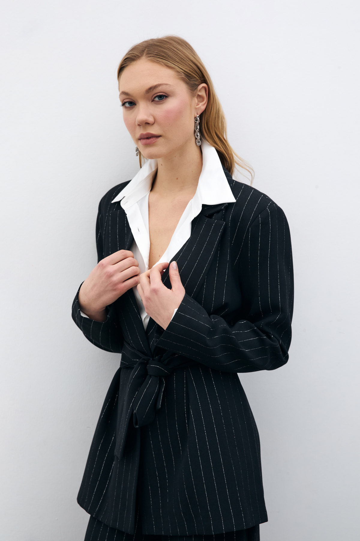 Simli Çizgili Kuşaklı Ceket - SİYAH ÇİZGİLİ