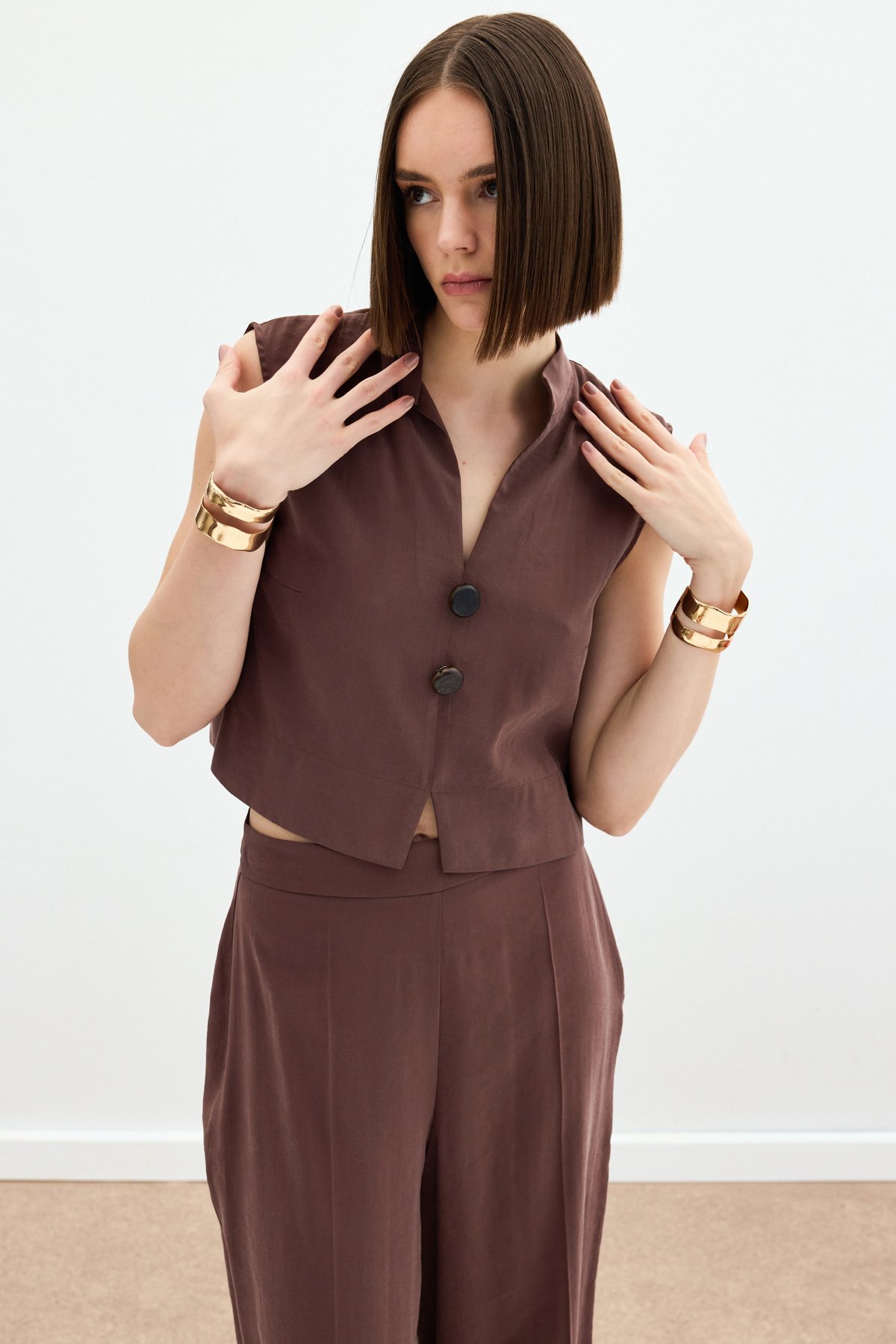 Süs Düğme Detaylı Bluz - Kahve