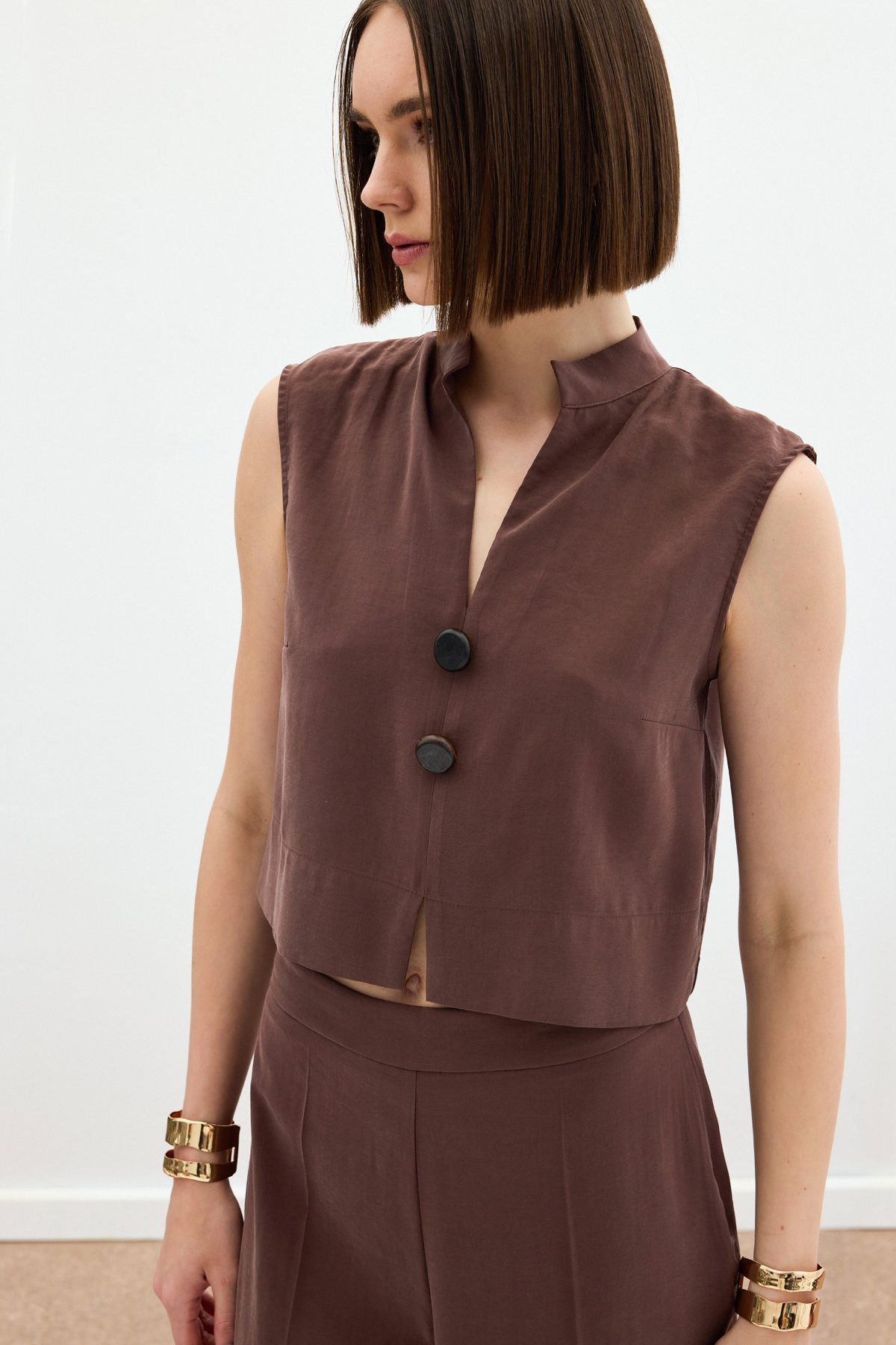 Süs Düğme Detaylı Bluz - Kahve