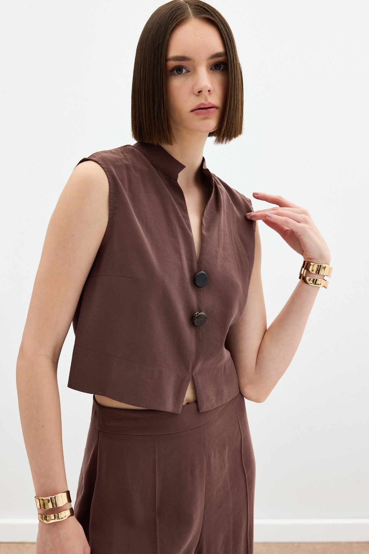 Süs Düğme Detaylı Bluz - Kahve