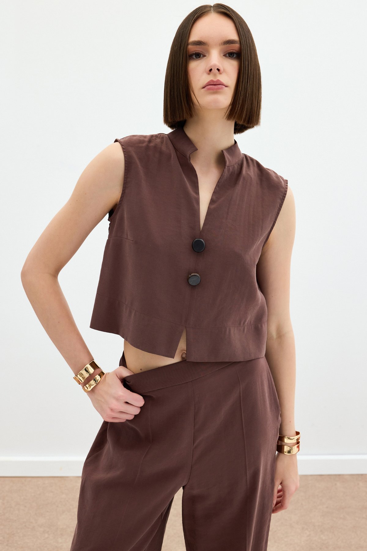 Süs Düğme Detaylı Bluz - Kahve