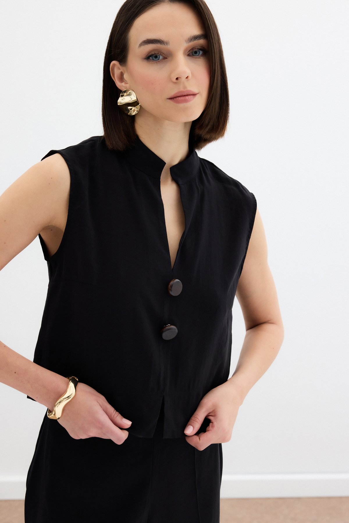 Süs Düğme Detaylı Bluz - Siyah