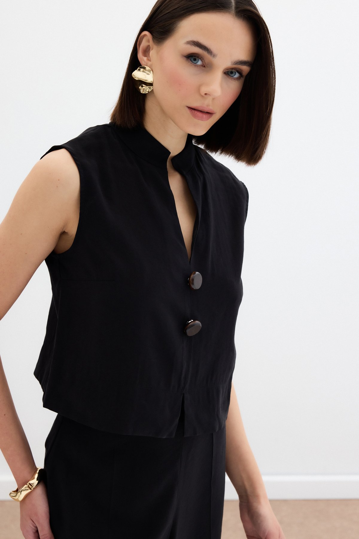 Süs Düğme Detaylı Bluz - Siyah