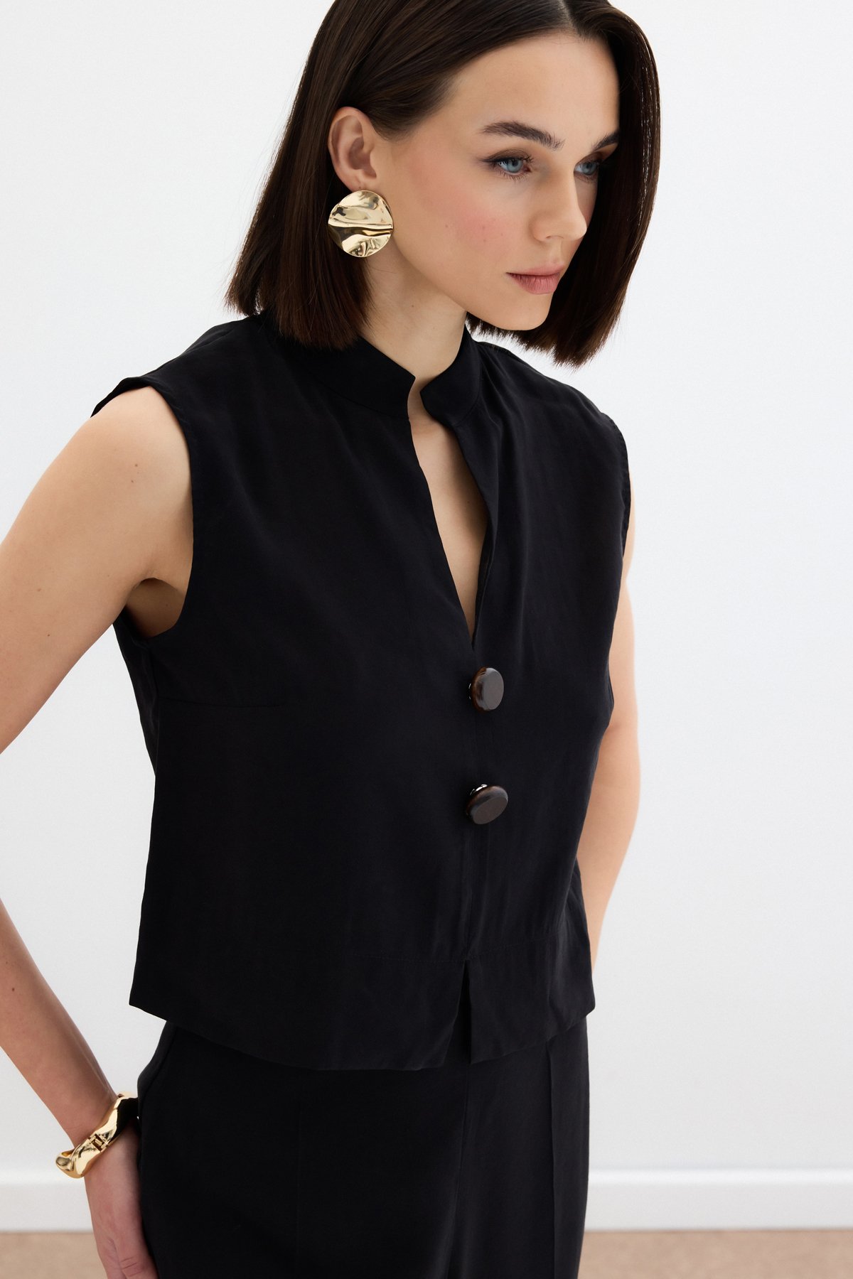 Süs Düğme Detaylı Bluz - Siyah