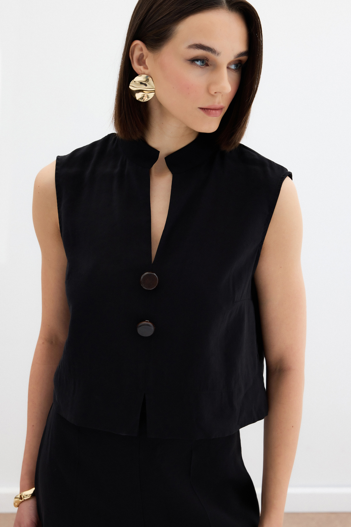 Süs Düğme Detaylı Bluz - Siyah