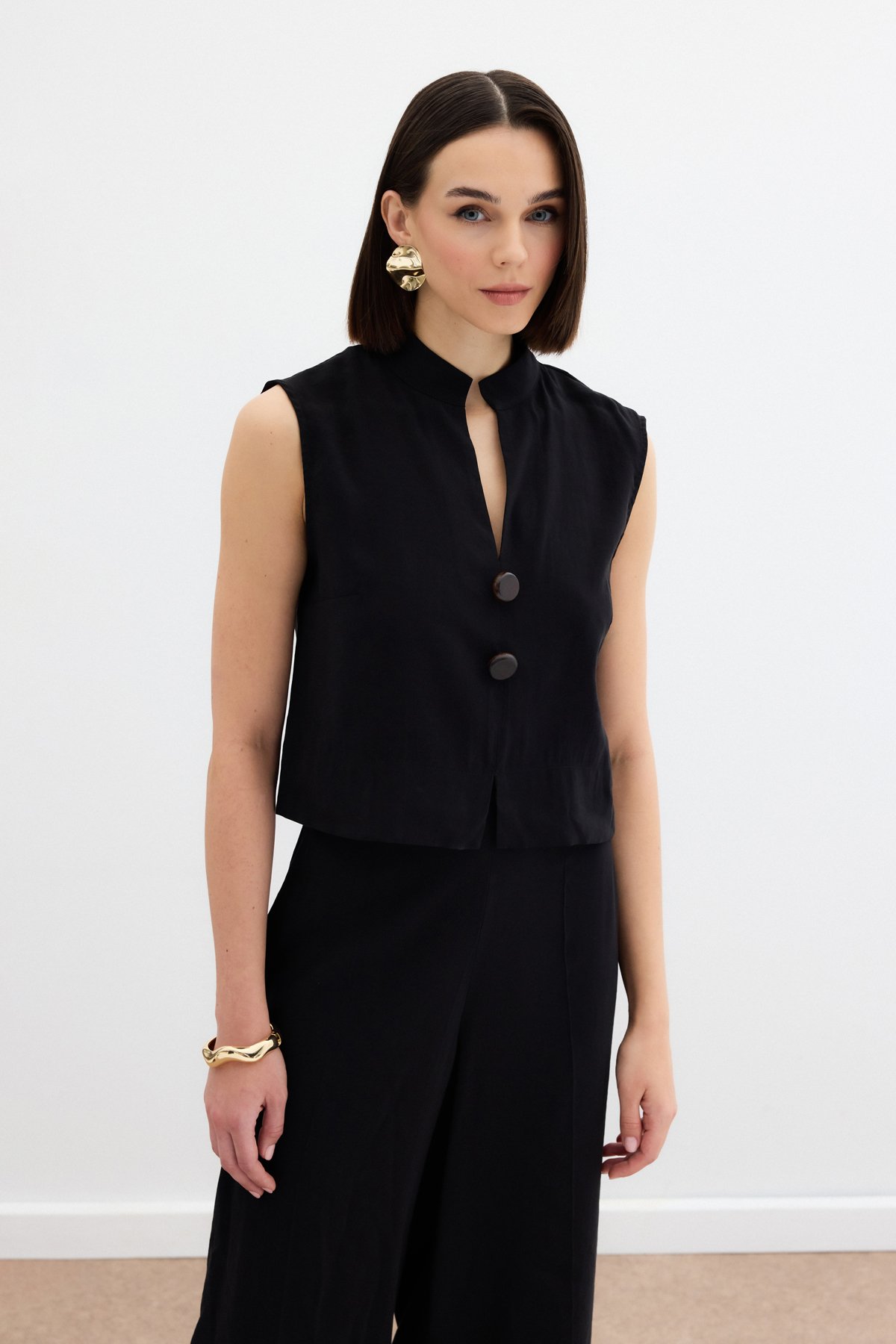 Süs Düğme Detaylı Bluz - Siyah