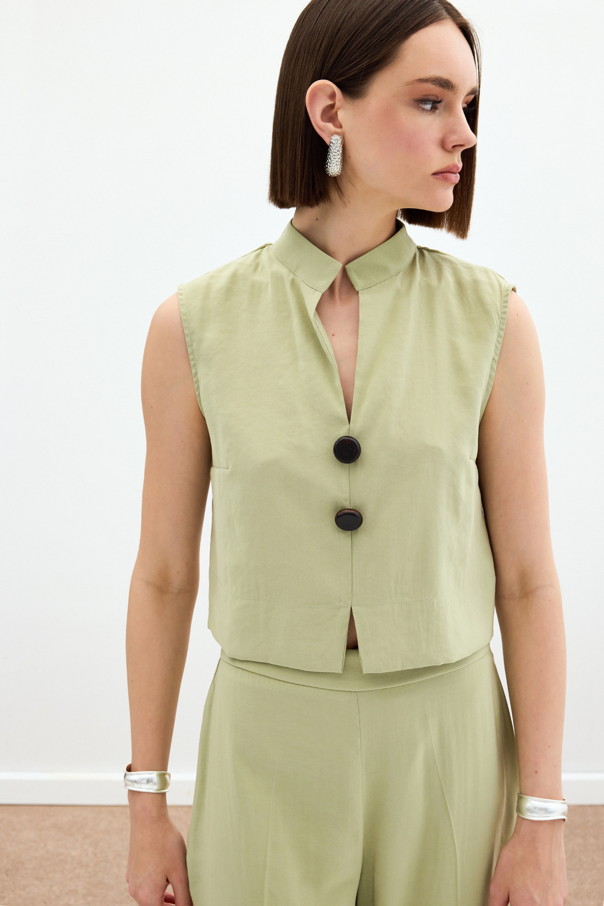 Süs Düğme Detaylı Bluz - Yağ Yeşili