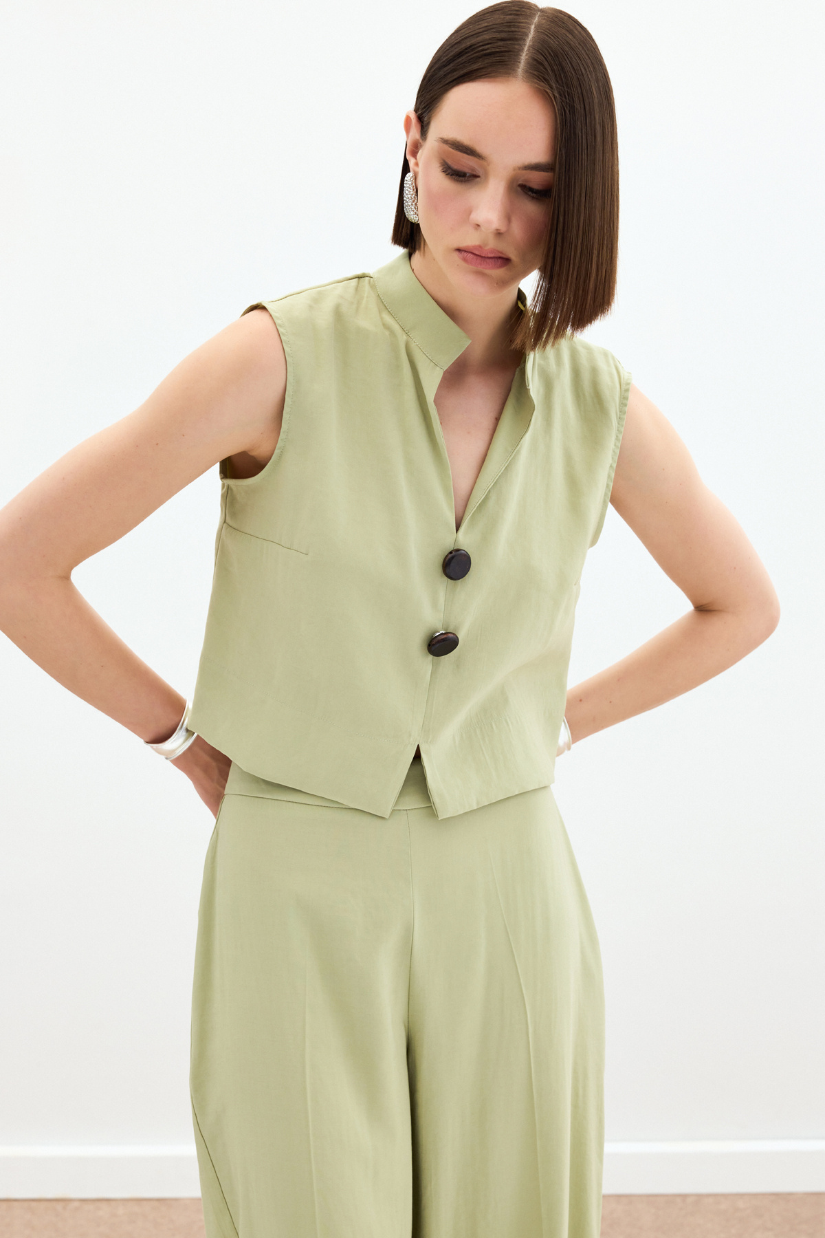 Süs Düğme Detaylı Bluz - Yağ Yeşili