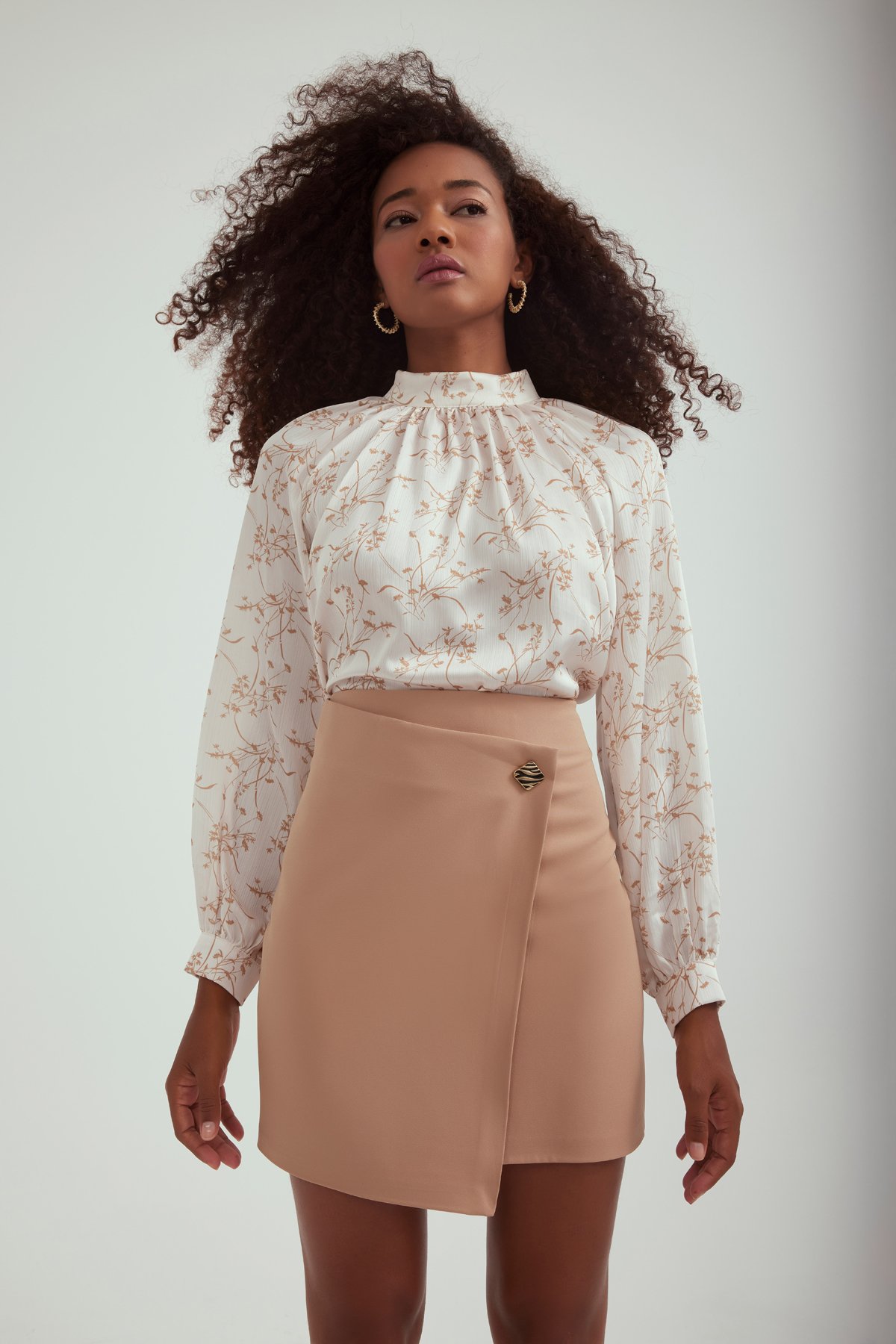 Süs düğmeli mini etek - CAMEL