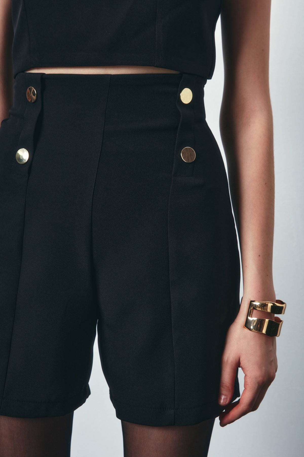 Süs Düğmeli Mini Şort - SİYAH