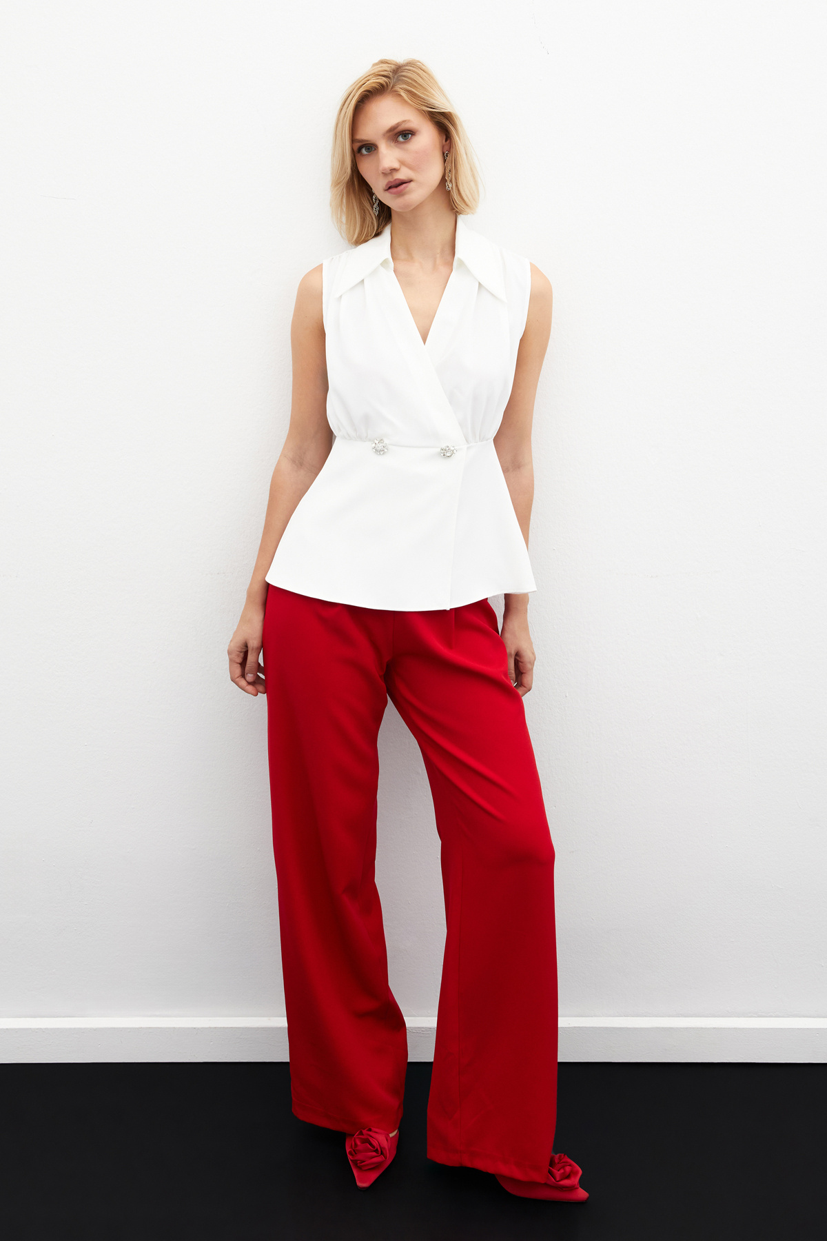 Taş Aksesuarlı Kolsuz Bluz - EKRU