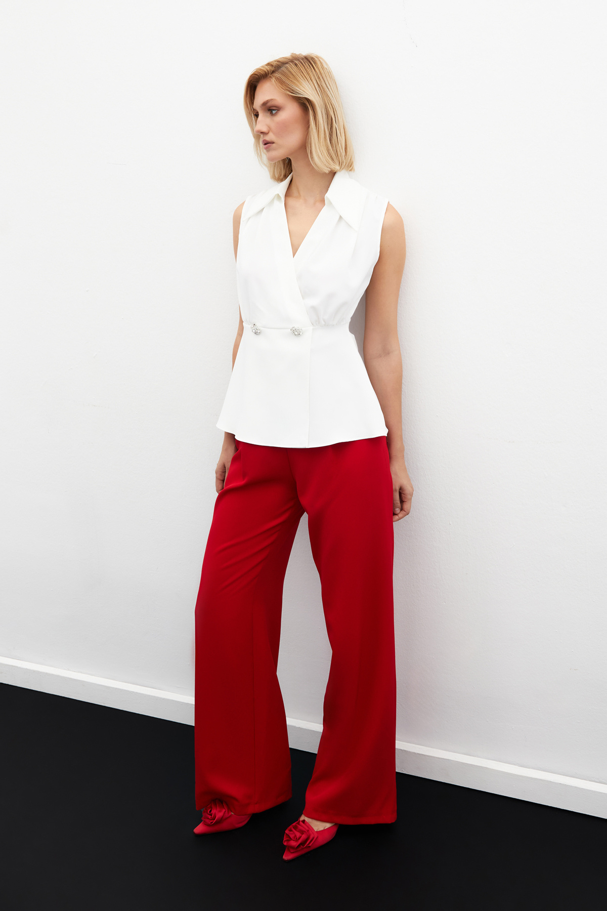 Taş Aksesuarlı Kolsuz Bluz - EKRU