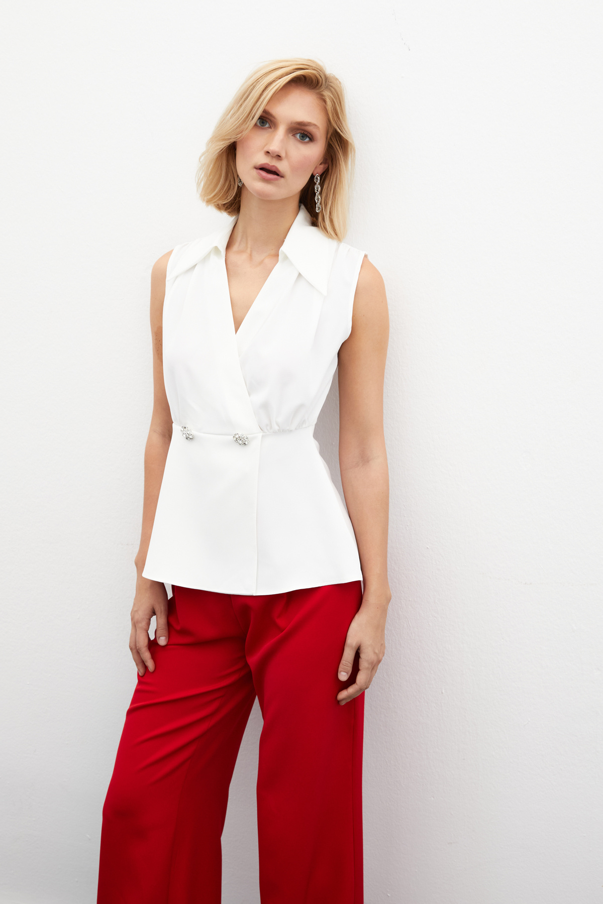 Taş Aksesuarlı Kolsuz Bluz - EKRU