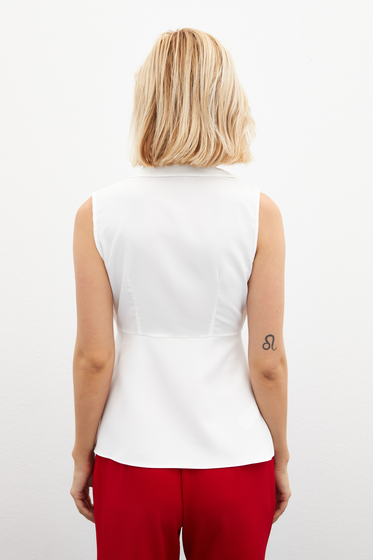 Taş Aksesuarlı Kolsuz Bluz - EKRU