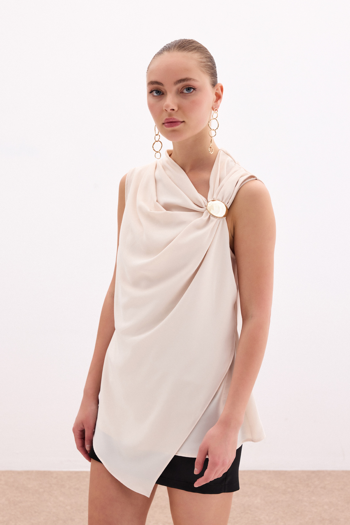 Tek Omuz Aksesuarlı Bluz - Bej