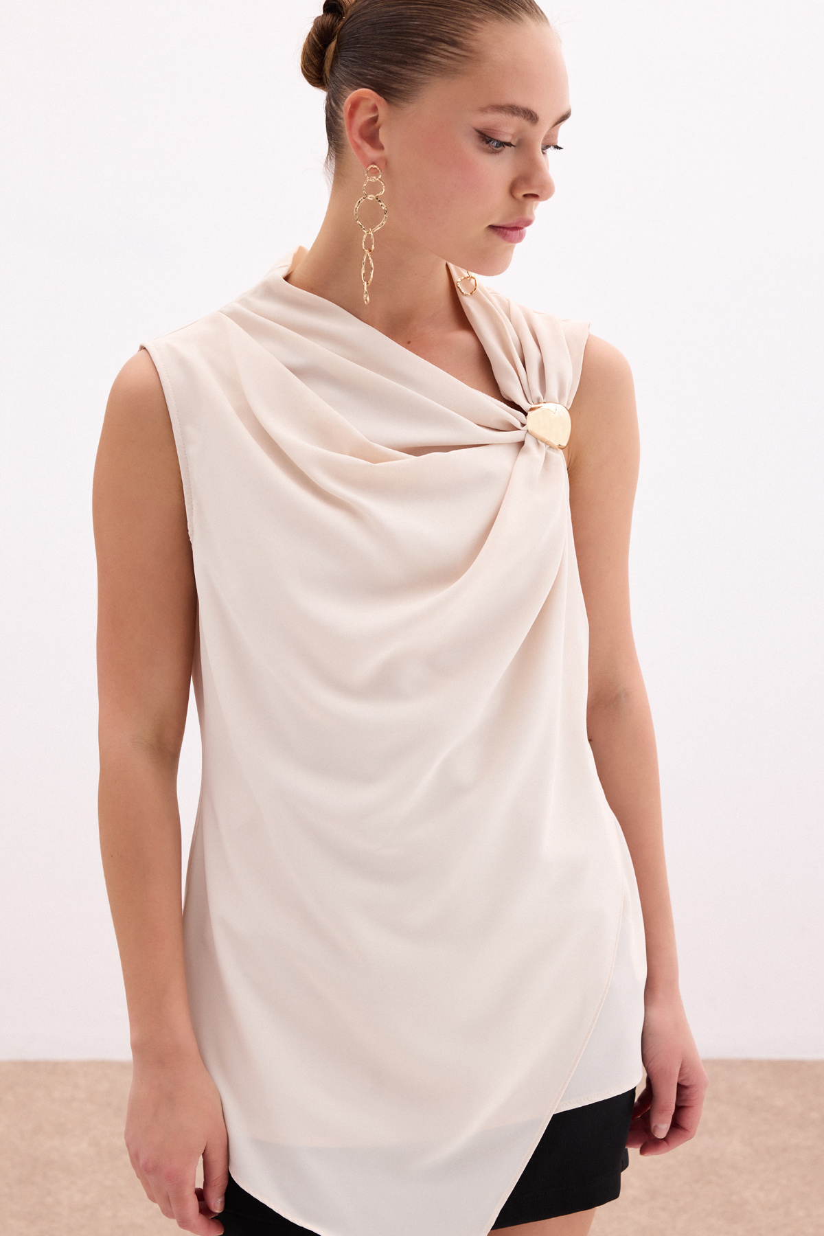 Tek Omuz Aksesuarlı Bluz - Bej