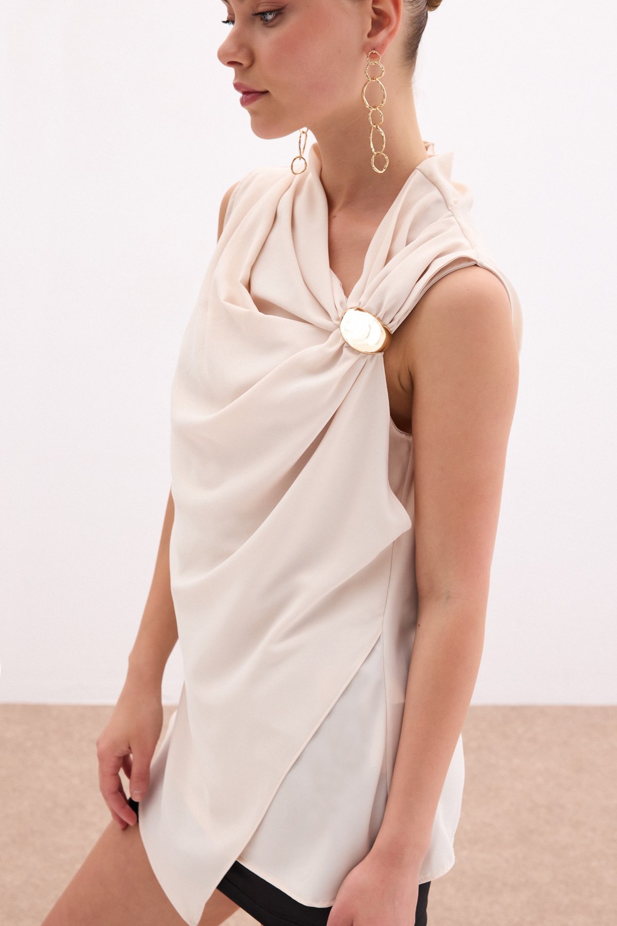 Tek Omuz Aksesuarlı Bluz - Bej