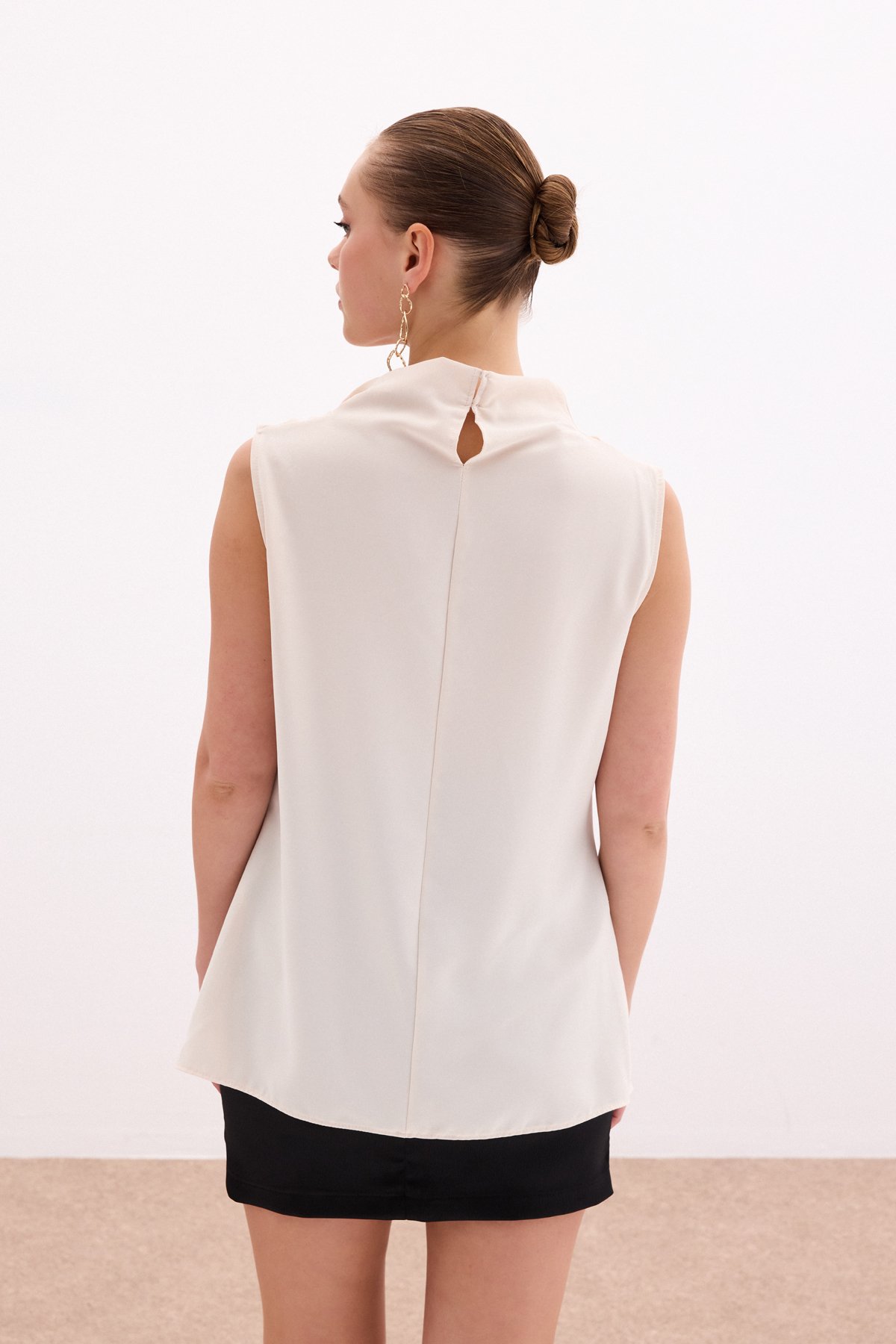 Tek Omuz Aksesuarlı Bluz - Bej