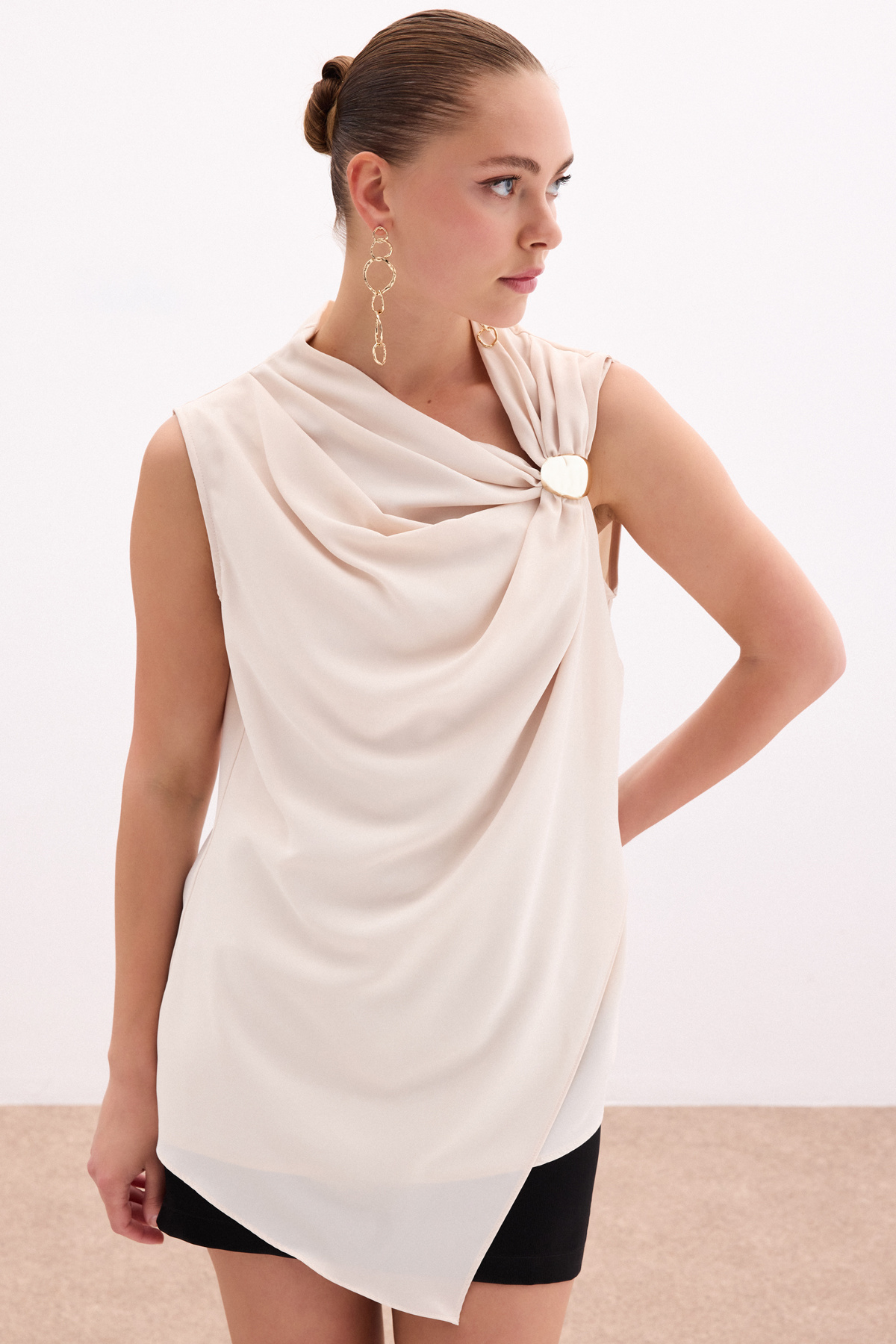 Tek Omuz Aksesuarlı Bluz - Bej