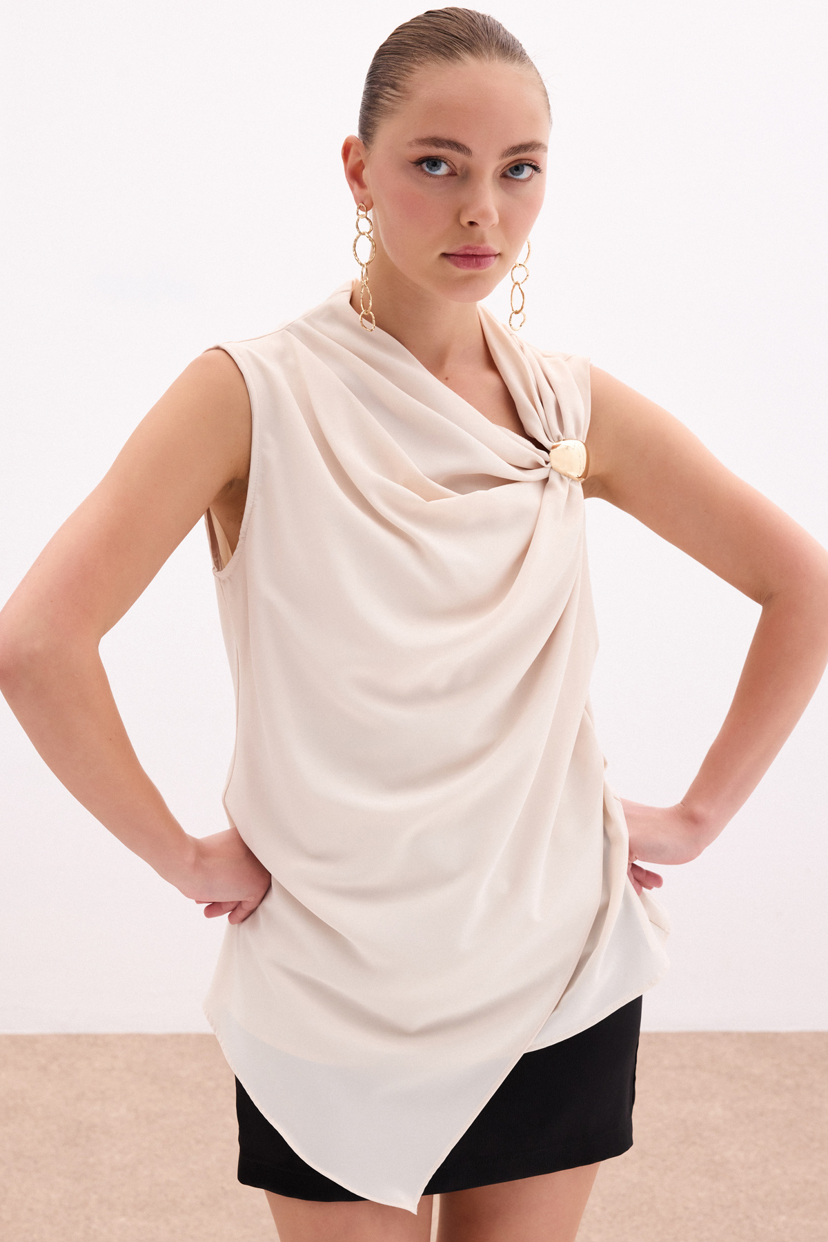 Tek Omuz Aksesuarlı Bluz - Bej