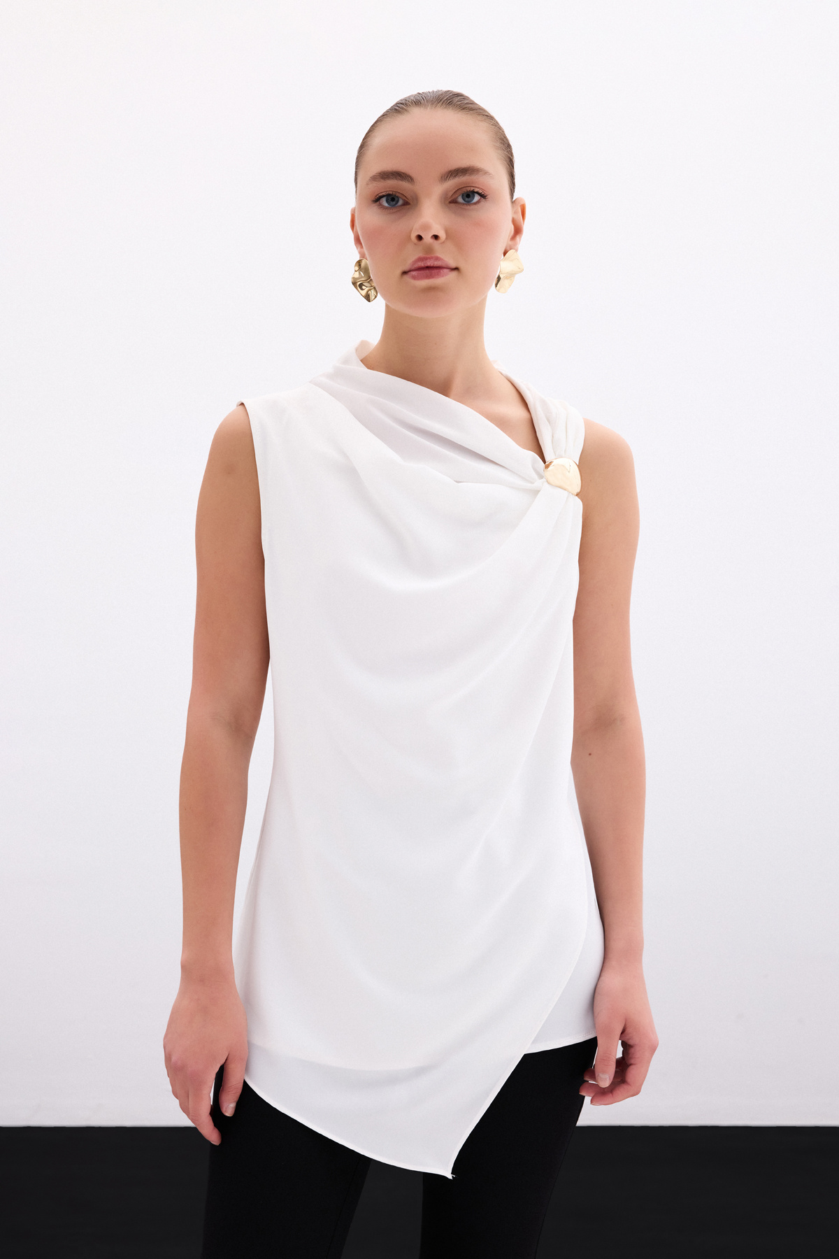 Tek Omuz Aksesuarlı Bluz - Ekru