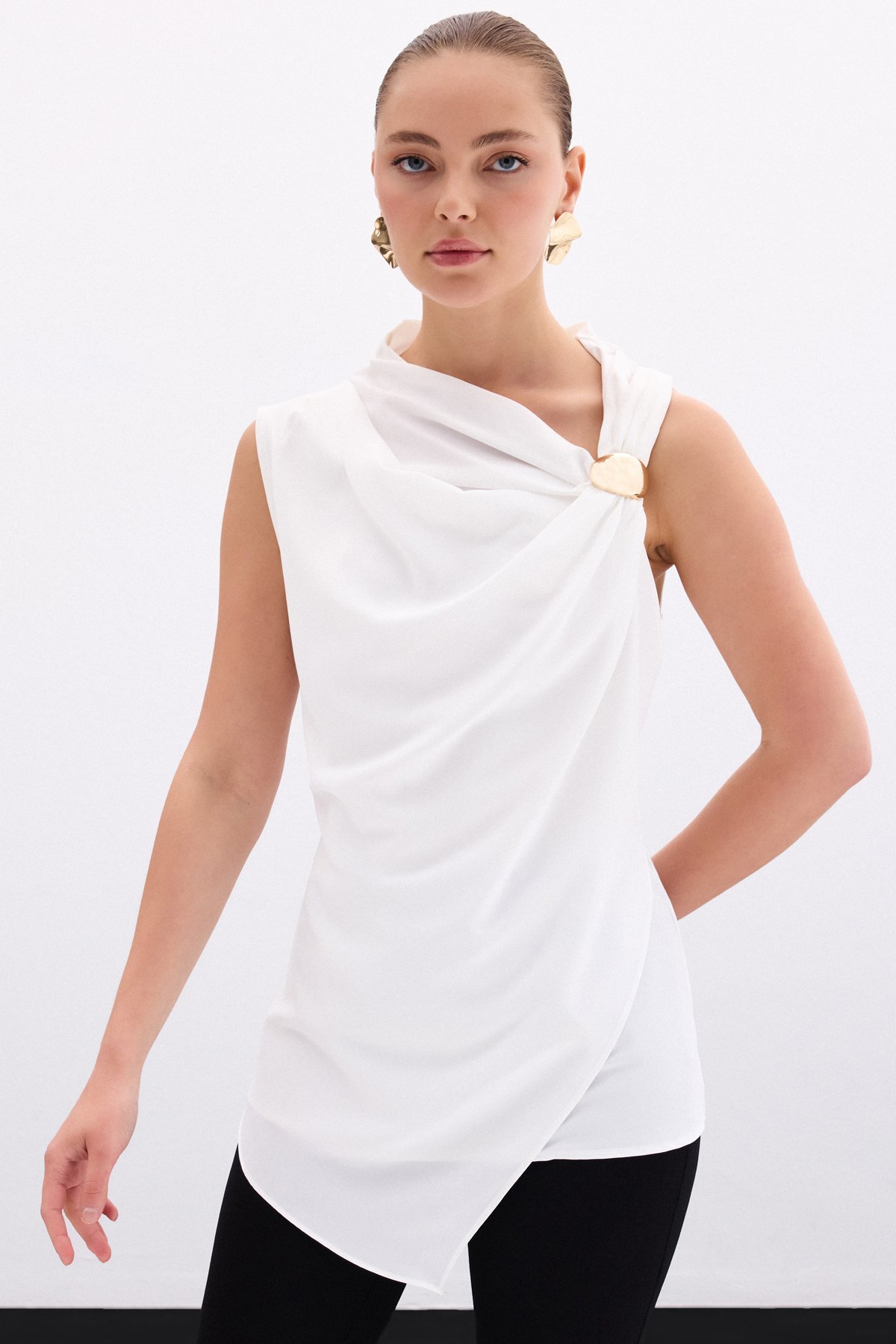 Tek Omuz Aksesuarlı Bluz - Ekru