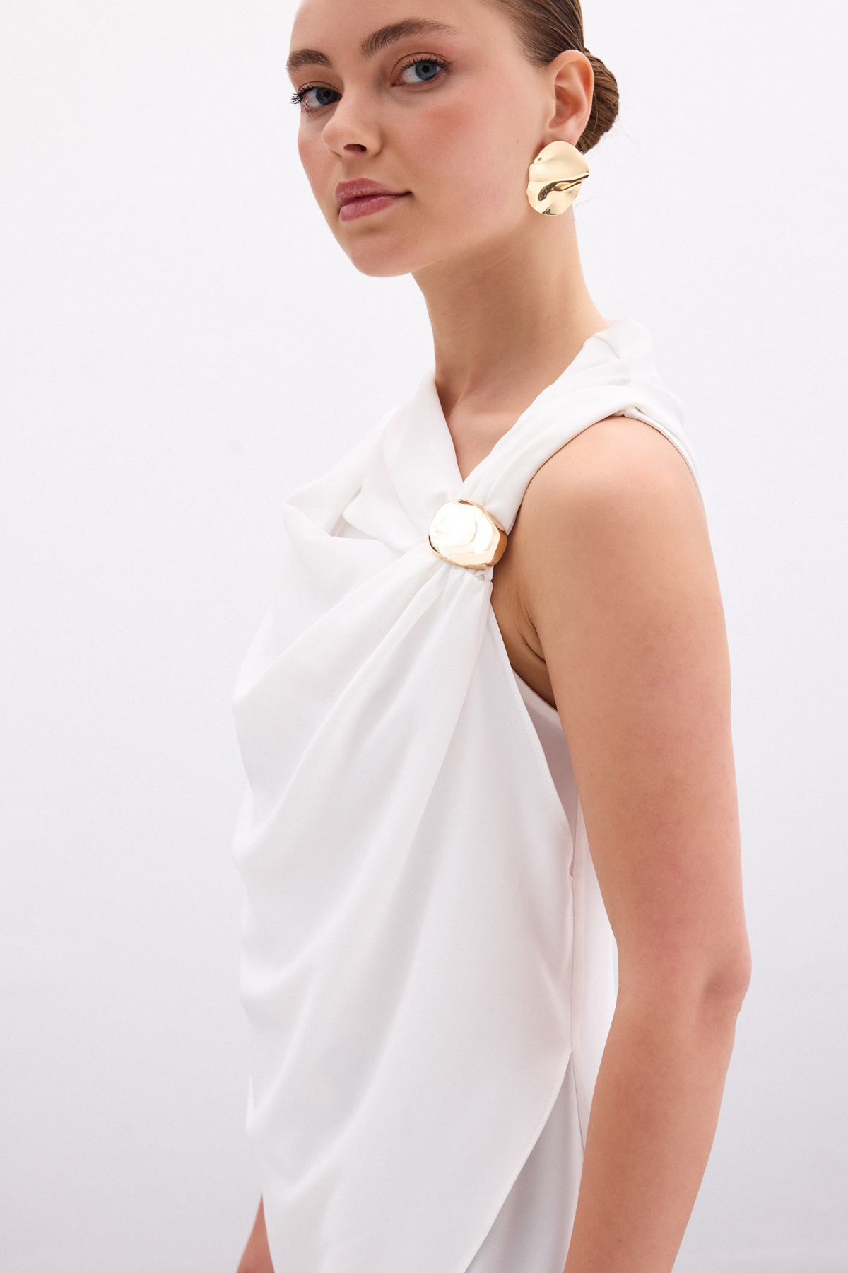 Tek Omuz Aksesuarlı Bluz - Ekru