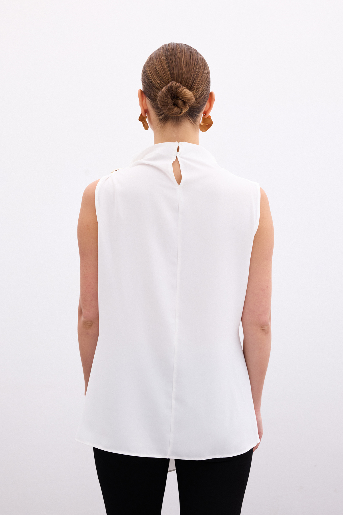 Tek Omuz Aksesuarlı Bluz - Ekru