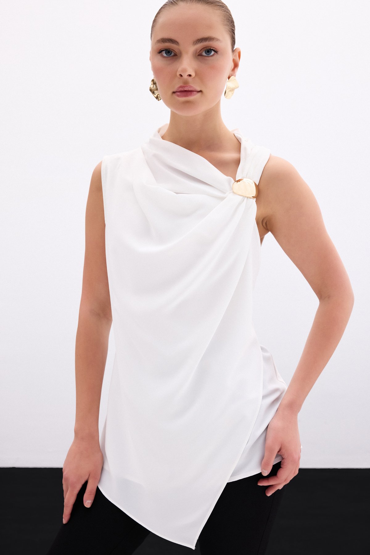 Tek Omuz Aksesuarlı Bluz - Ekru