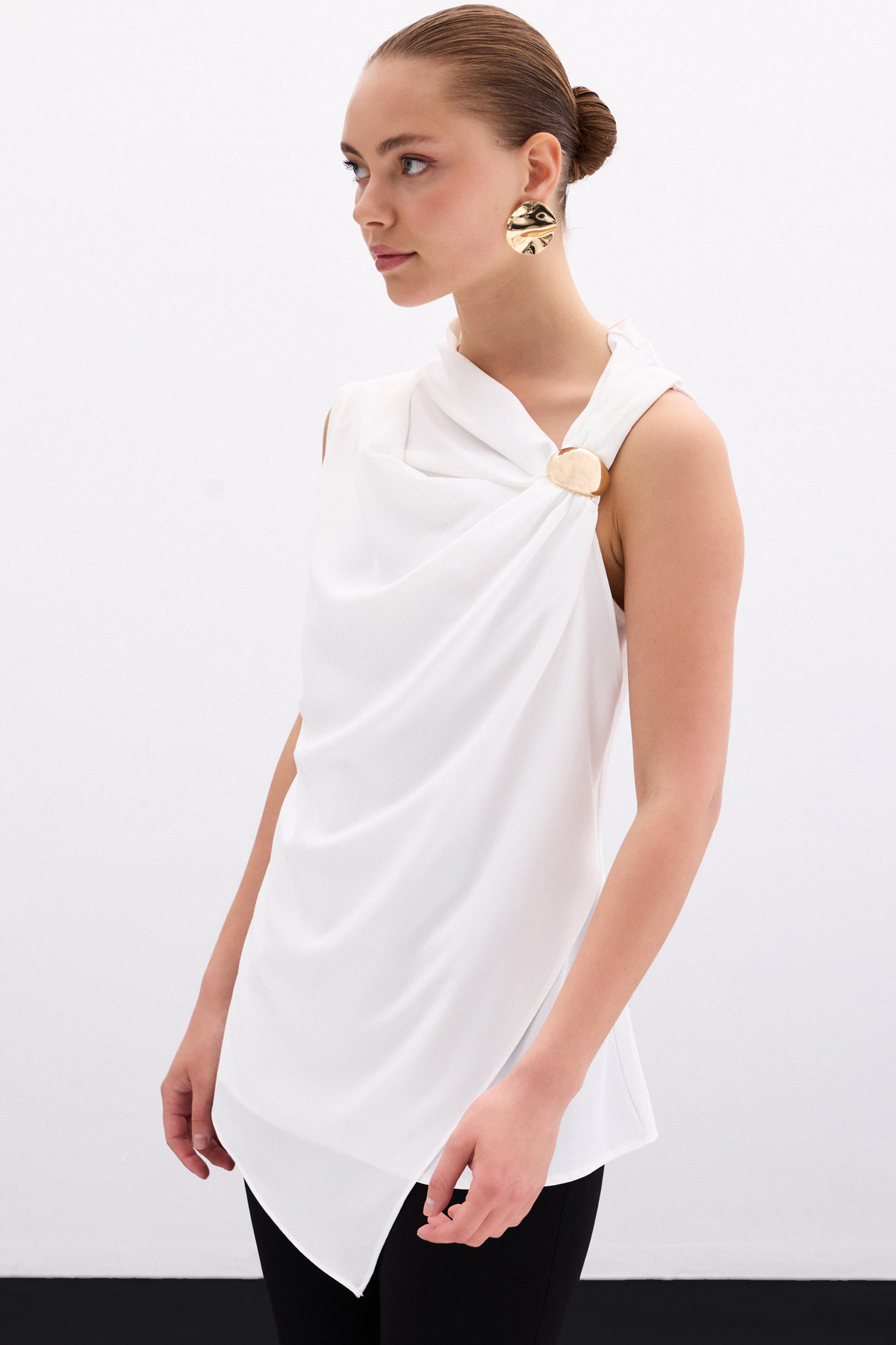 Tek Omuz Aksesuarlı Bluz - Ekru