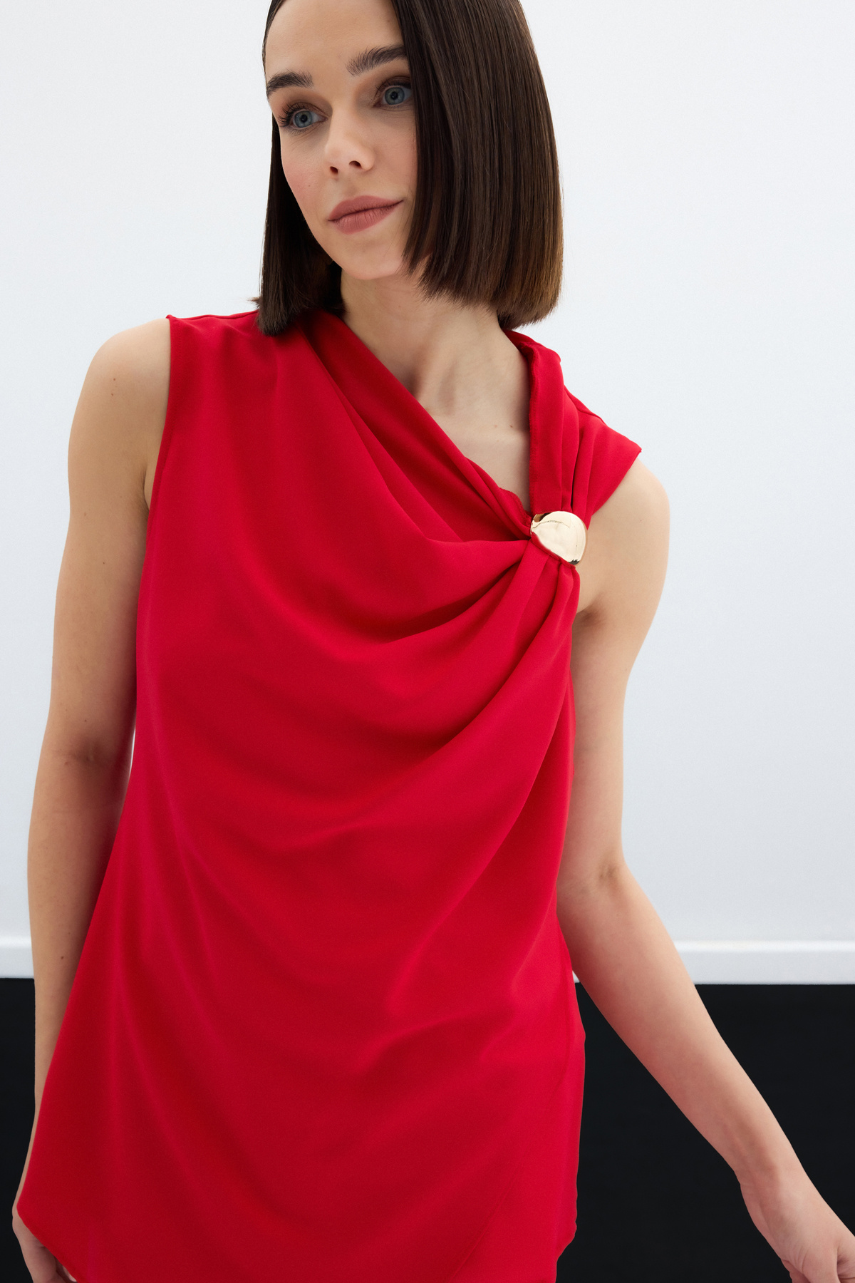 Tek Omuz Aksesuarlı Bluz - Kırmızı