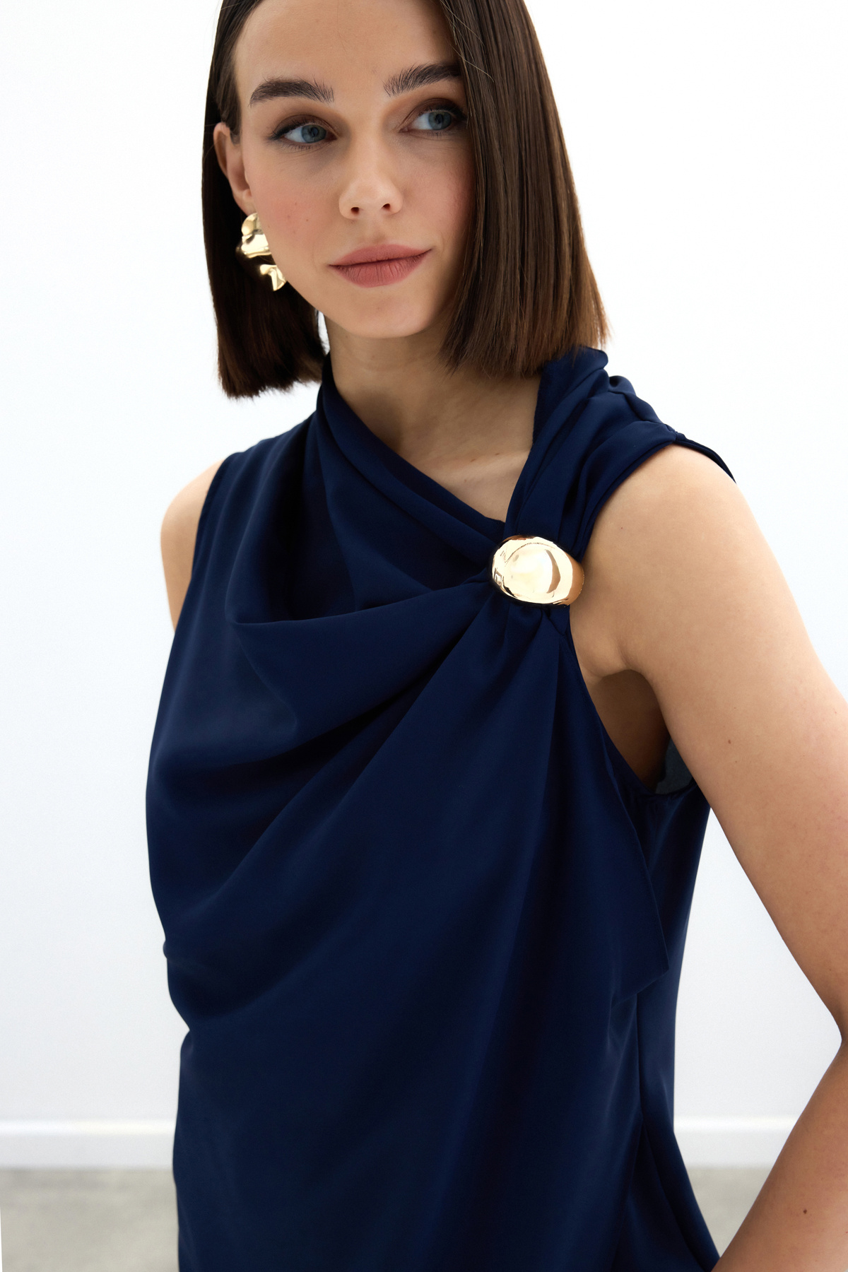 Tek Omuz Aksesuarlı Bluz - Lacivert