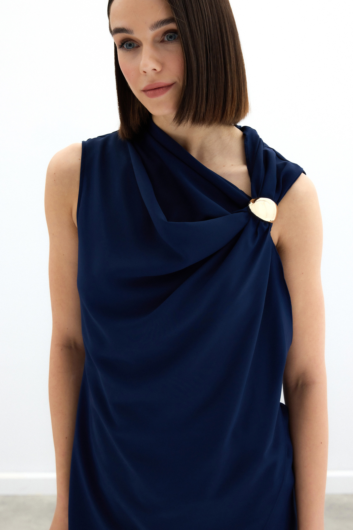 Tek Omuz Aksesuarlı Bluz - Lacivert