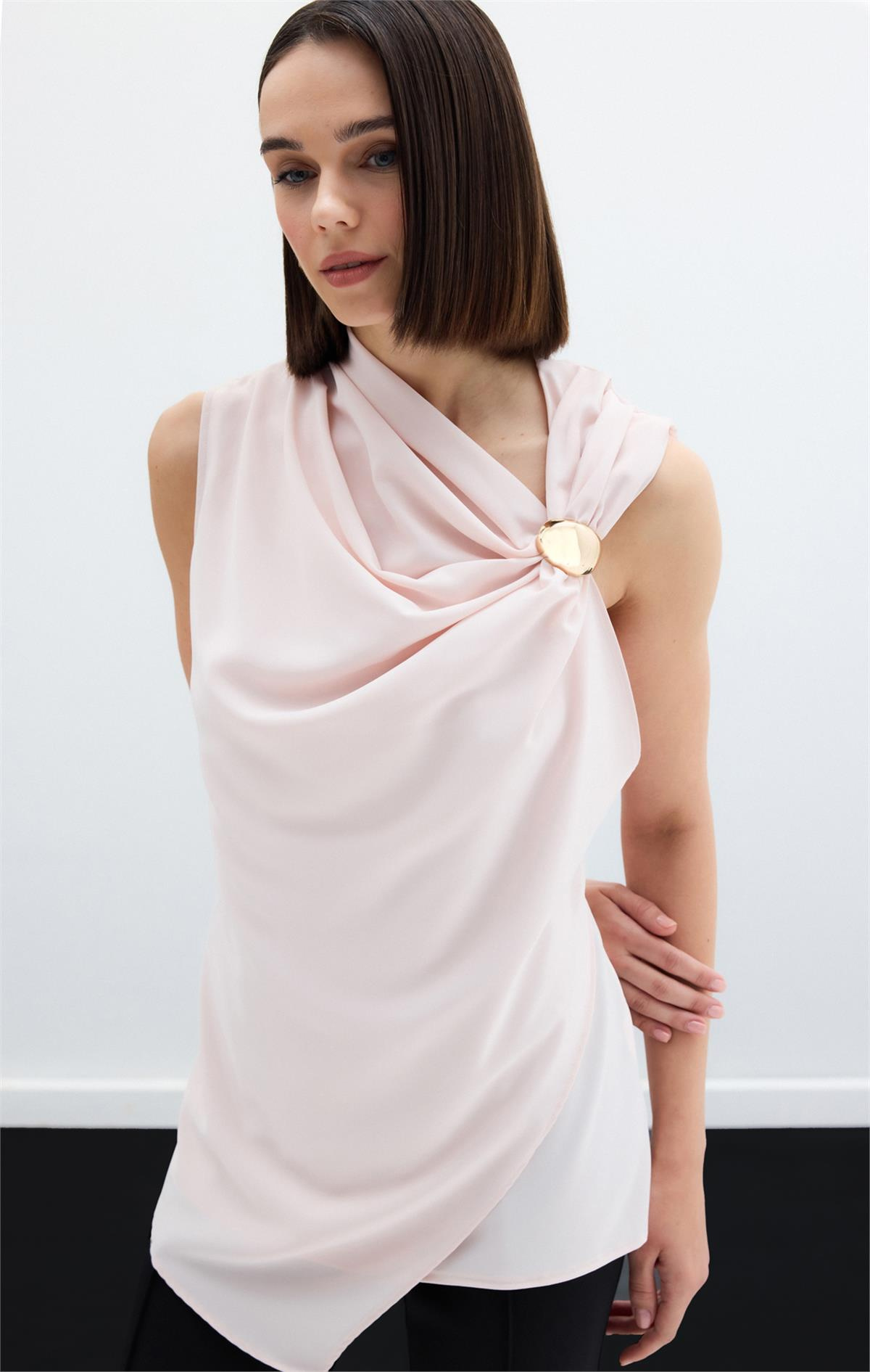 Tek Omuz Aksesuarlı Bluz - Pudra