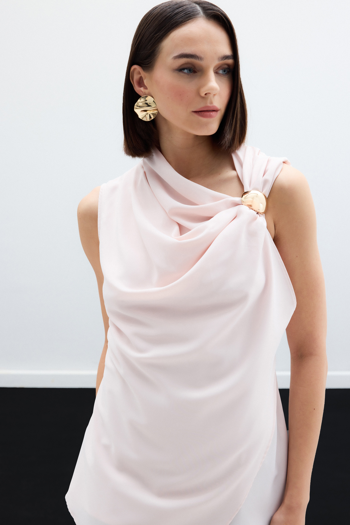 Tek Omuz Aksesuarlı Bluz - Pudra