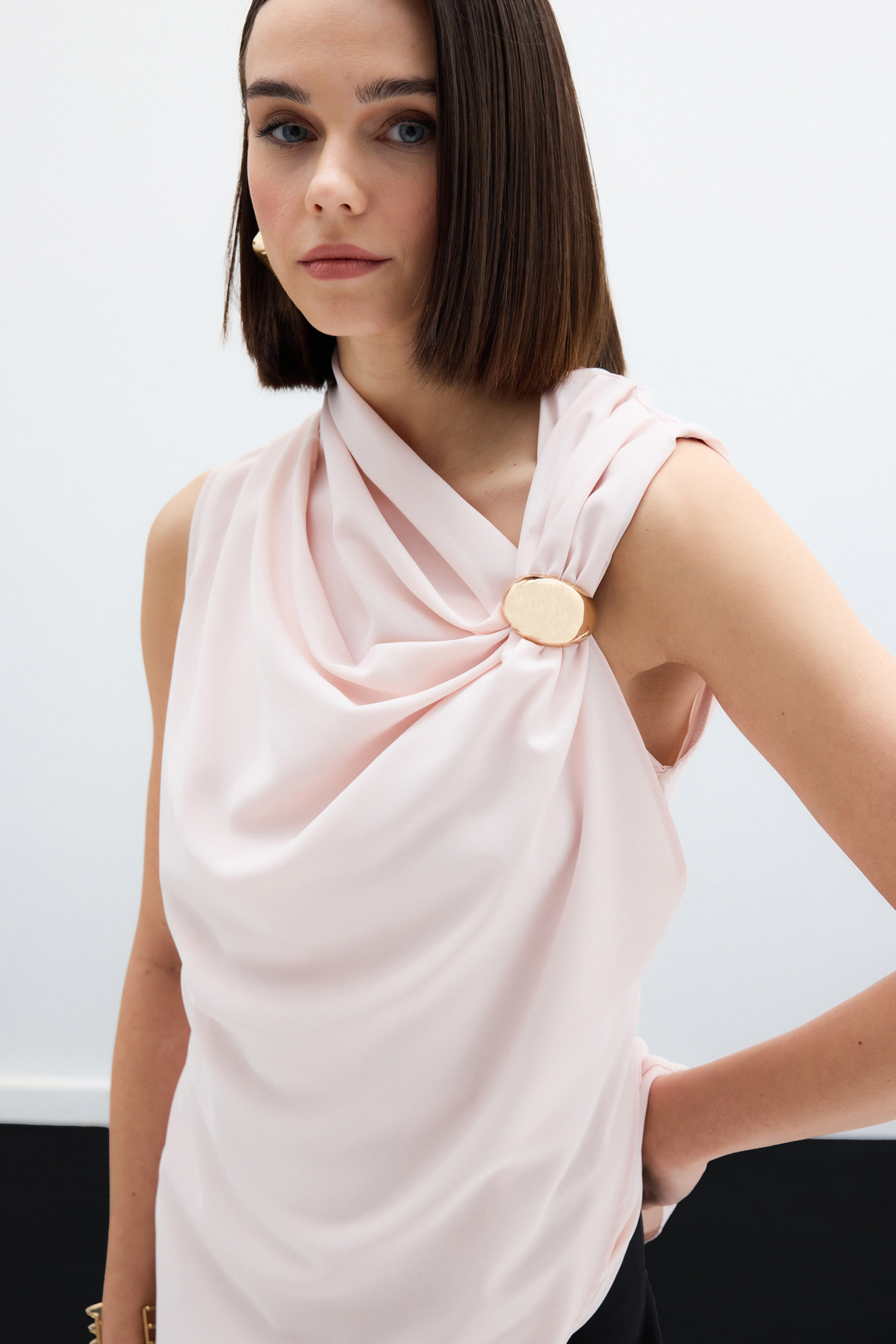 Tek Omuz Aksesuarlı Bluz - Pudra