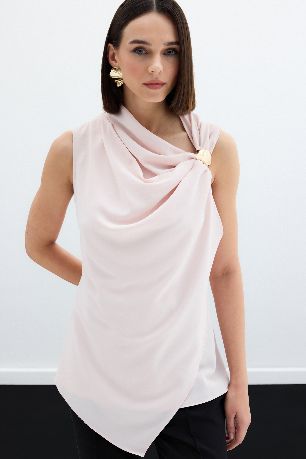 Tek Omuz Aksesuarlı Bluz - Pudra