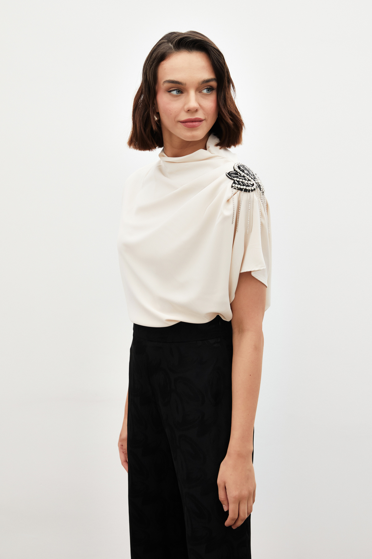 Tek Omuz Aksesuarlı Salaş Bluz - BEJ